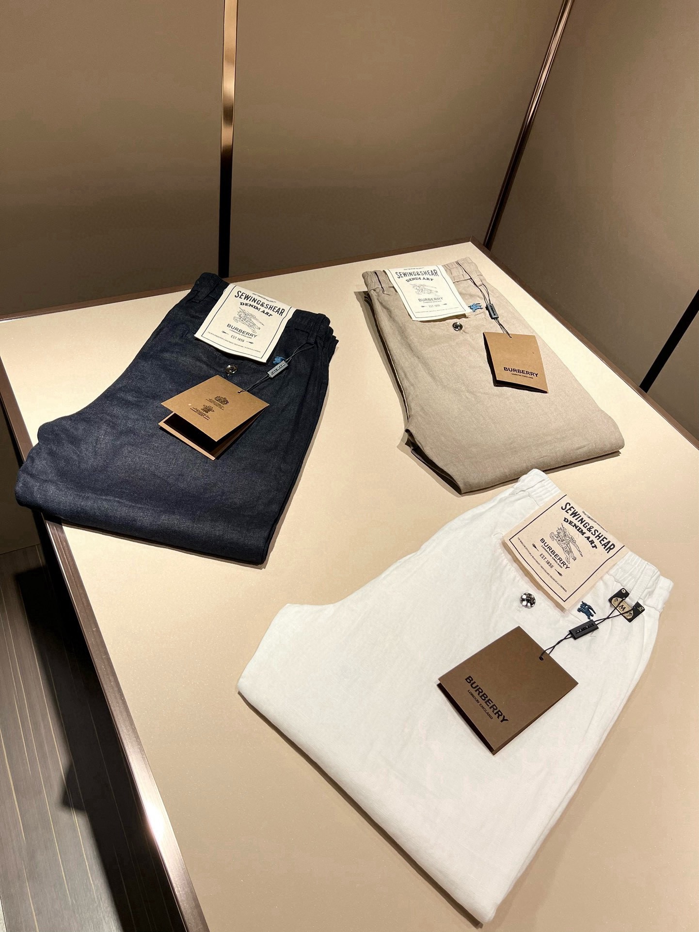 NO:912256,BURBER*Y 2026 spring and summer men's casual pants, men's classic basic small straight pants, simple solid color and versatile style with hardware logo and accessories. Clearly iconic, a wardrobe must-have, sold at counters, all products are suitable for foreign trade orders. It has a strong British style. It has long been synonymous with luxury, quality, innovation and timeless classics. Its windbreaker is world-renowned as a brand logo. It has a traditional British design style, unique fabrics, and customized original cotton and linen fabrics!  Generous and elegant is the main theme. The drastic transformation design forms a continuous totem print, and the simple font replaces the classic knight logo, completely subverting the original style. The counter model catwalk series is very fashionable, a simple fashionable and versatile casual style, both are super stylish, and it is the dark horse that makes people shine this season. It is also the most suitable autumn and winter color. Its fresh and bright temperament is enough to support this fashionable style and make the outfit 'revival' from autumn and winter!!  Size M-4XL,,burberry,19860909BURBER*Y巴*莉 2026春夏男士休闲裤,男士经典基础款小直筒裤 简洁纯色百搭款五金logo辅料配合 标志性明显,衣橱必备,专柜在售,全品相外贸订单.是具有浓厚英伦风格.长久以来成为奢华、品质、创新以及永恒经典的代名词,旗下的风衣作为品牌标识享誉全球.带有一股英国传统的设计风格,独特的布料、定制原版棉麻面料！大方优雅为主.大刀阔斧的转型设计,组成连续图腾印花,简约的字体取代了经典的骑士标志,彻头彻尾地颠覆了原始风格. 专柜模特走秀系列,非常时尚一款简单时尚百搭休闲款,都超级有型,更是本季让人眼前一亮的黑马,也是最应景的秋冬色彩,其鲜活、明媚的气质,足够撑起这个的时髦造型,让穿搭从秋冬苏醒”过来！！ 尺码M-4XL,,burberry,,Men's clothing