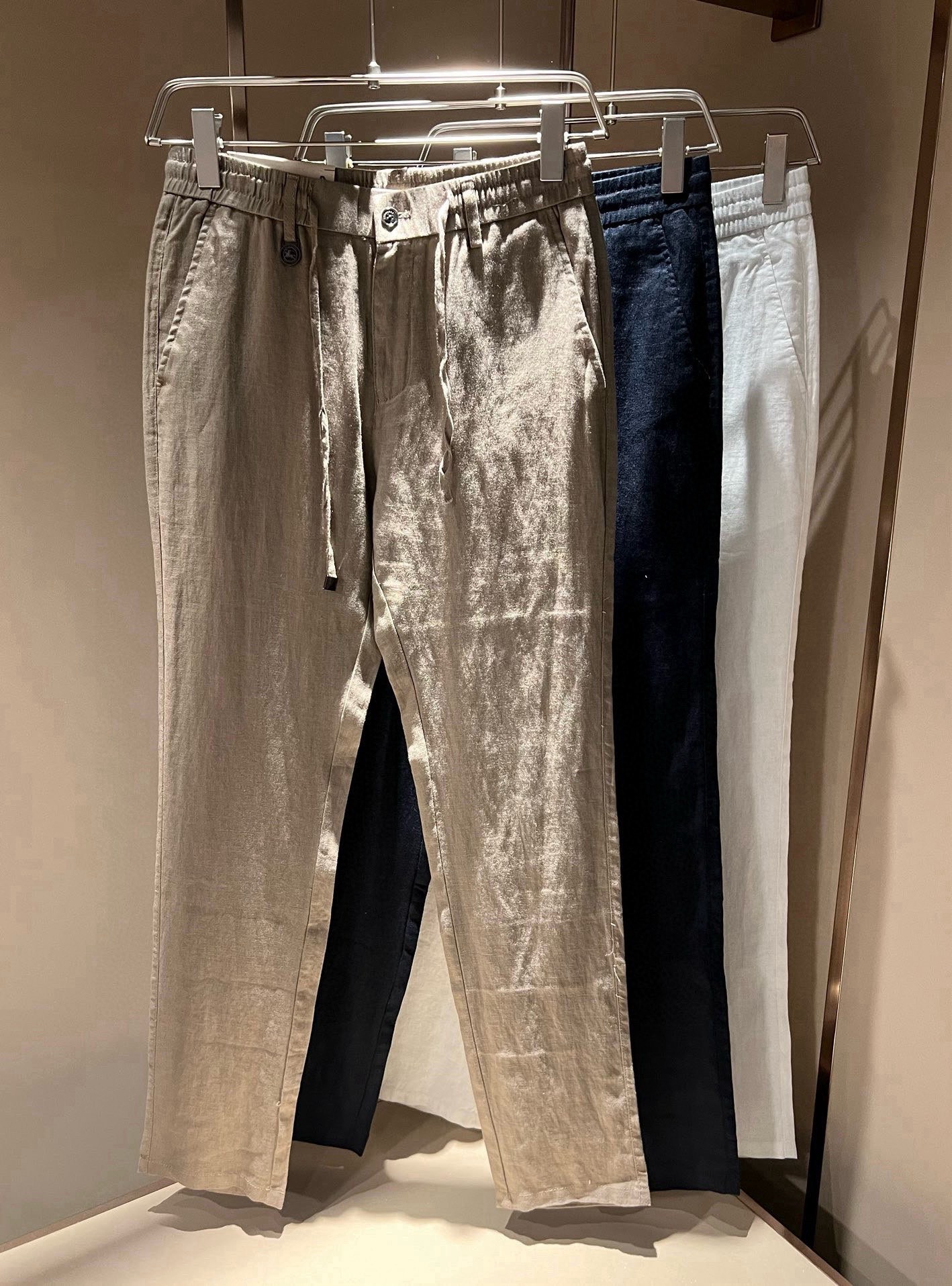 NO:912259,BURBER*Y 2026 spring and summer men's casual pants, men's classic basic small straight pants, simple solid color and versatile style with hardware logo and accessories. Clearly iconic, a wardrobe must-have, sold at counters, all products are suitable for foreign trade orders. It has a strong British style. It has long been synonymous with luxury, quality, innovation and timeless classics. Its windbreaker is world-renowned as a brand logo. It has a traditional British design style, unique fabrics, and customized original cotton and linen fabrics!  Generous and elegant is the main theme. The drastic transformation design forms a continuous totem print, and the simple font replaces the classic knight logo, completely subverting the original style. The counter model catwalk series is very fashionable, a simple fashionable and versatile casual style, both are super stylish, and it is the dark horse that makes people shine this season. It is also the most suitable autumn and winter color. Its fresh and bright temperament is enough to support this fashionable style and make the outfit 'wake up'!!  Size M-4XL,,burberry,19860909BURBER*Y巴*莉 2026春夏男士休闲裤,男士经典基础款小直筒裤 简洁纯色百搭款五金logo辅料配合 标志性明显,衣橱必备,专柜在售,全品相外贸订单.是具有浓厚英伦风格.长久以来成为奢华、品质、创新以及永恒经典的代名词,旗下的风衣作为品牌标识享誉全球.带有一股英国传统的设计风格,独特的布料、定制原版棉麻面料！大方优雅为主.大刀阔斧的转型设计,组成连续图腾印花,简约的字体取代了经典的骑士标志,彻头彻尾地颠覆了原始风格. 专柜模特走秀系列,非常时尚一款简单时尚百搭休闲款,都超级有型,更是本季让人眼前一亮的黑马,也是最应景的秋冬色彩,其鲜活、明媚的气质,足够撑起这个的时髦造型,让穿搭从苏醒”过来！！ 尺码M-4XL,,burberry,,Men's clothing