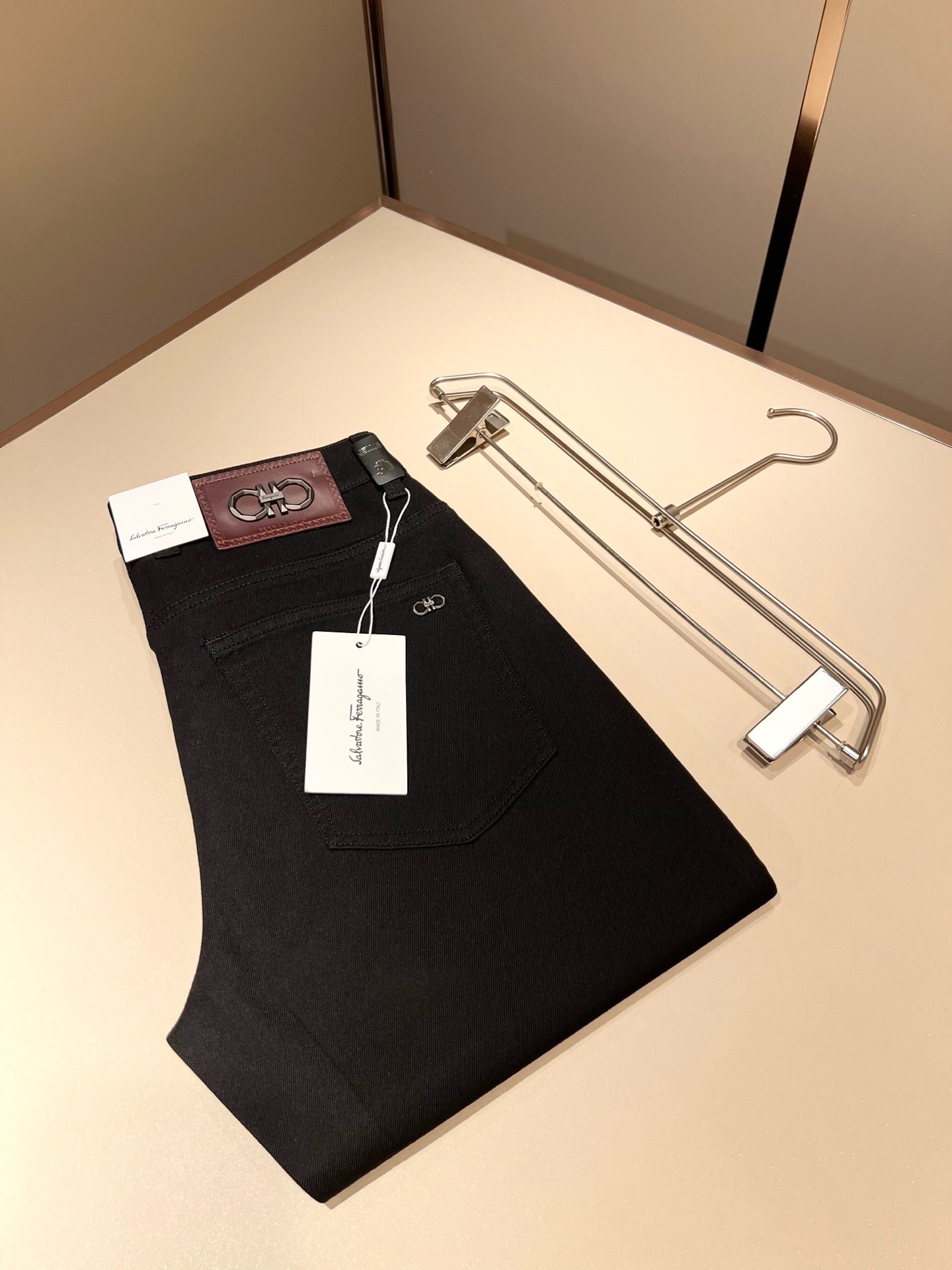 NO:915038,Ferraga*mo 2026 new spring and summer men's casual small straight jeans, original quality, original quality high-end fashion casual washed jeans, leather metal Ferragamo LOGO logo on the back waist, produced through original factory channels; sold simultaneously on G network, the thickness is just right to meet the needs of spring and summer wear. The fabric is soft and denim-like.  Beautiful washing process, just the right purity, very outstanding craftsmanship, neat turning lines, perfect details. Casual and versatile four-season style, the upper body effect is not tight and excellent, showing a confident temperament; all the details show the classic logo of the perfect quality pants, which symbolizes the brand's highest quality. Owning the original hardware accessories is the beginning of another fashion!  Size 29-40,,ferragamo,ferragamo,jeans,19860909Ferraga*mo菲拉*慕2026春夏新款男款休闲小直筒牛仔裤 原单品质,原单品质高端时尚休闲水洗牛仔裤,后腰皮革金属菲拉格慕LOGO标识,原单代工厂渠道出品；G网同步发售,厚度刚好满足春夏穿搭需求 面料柔软具有牛仔面料 漂亮的水洗工艺,恰到好处的纯粹,工艺非常突出,车工走线整齐,完美细节出品.随意百搭的四季款,上身效果不紧绷极佳,彰显自信气质；所有细微处尽情展现完美品质裤子的经典Logo象征了品牌至高的品质,原厂五金配件 拥有,便是另一种时尚的开始 ！ 尺码29-40,,ferragamo,ferragamo,jeans,,Men's clothing
