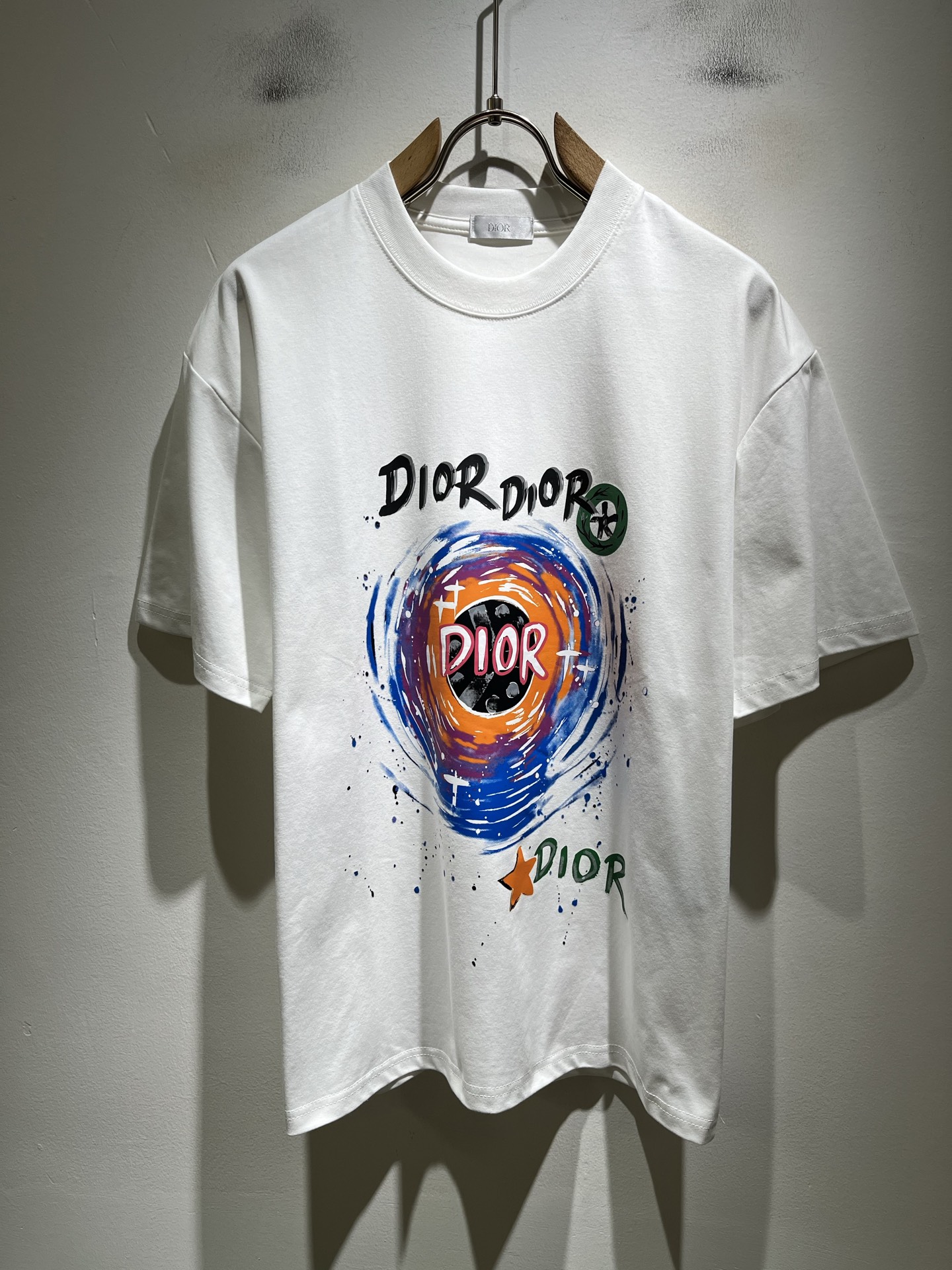 NO:915068,Dio*Dijia's new 2026 spring and summer short-sleeved T-shirts for men and women are on sale simultaneously at counters!  Customized exclusive 260g pure cotton fabric, customized original craft thread, and chest logo pattern printing craft design!  Simple and elegant, easy to match and versatile, extremely high-grade, perfectly integrated into fashion and style, it is a top-notch fashionable style that is perfect for outer wear!  The whole thing gives people a natural feeling!  The ultimate classic versatile short-sleeved T-shirt, designed with the latest three-dimensional letter logo printing elements!  The ultimate heavy work, the ultimate perfection!  Fans who pursue high quality should rush to buy it by themselves, and we sincerely invite all fans who know the goods to appreciate this model together!  !  Color black white Size S-3XL [maximum wear 220 pounds], dior, dior, T-shirt, tees, t-shirt,19860909Dio*迪家 2026春夏新款男女同款短袖T恤,专柜同步发售！定制专属260克纯棉面料,定制原版工艺螺纹,胸前logo图案印花工艺设计！简约大方,从容百搭,档次极高,完美融入时尚还有风情感一款完美符合外穿的顶尖时髦气质款！整体给人浑然天成的感觉！极致经典的百搭型短袖T恤,采用最新的立体字母logo印花元素设计！极致的重工极致的完美！追求高品质的粉丝们请自行抢购,诚邀所有识货的粉丝一同鉴赏此款！！颜色黑色 白色 尺码S-3XL【最大穿220斤】,,dior,dior,T-shirt,tees，t-shirt,,Men's clothing
