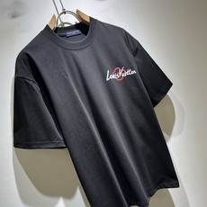 LouisVuitt*路易*登 2026春夏全新系列单品上线,非常时髦前卫的一款男女同款短袖T恤,标识l LouisVuitt*路易*登 2026春夏全新系列单品上线,非常时髦前卫的一款男女同款短袖T恤,标识l