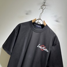 LouisVuitt*路易*登 2026春夏全新系列单品上线,非常时髦前卫的一款男女同款短袖T恤,标识l LouisVuitt*路易*登 2026春夏全新系列单品上线,非常时髦前卫的一款男女同款短袖T恤,标识l