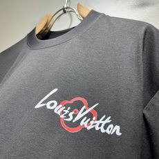 LouisVuitt*路易*登 2026春夏全新系列单品上线,非常时髦前卫的一款男女同款短袖T恤,标识l LouisVuitt*路易*登 2026春夏全新系列单品上线,非常时髦前卫的一款男女同款短袖T恤,标识l