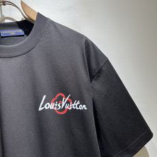 LouisVuitt*路易*登 2026春夏全新系列单品上线,非常时髦前卫的一款男女同款短袖T恤,标识l LouisVuitt*路易*登 2026春夏全新系列单品上线,非常时髦前卫的一款男女同款短袖T恤,标识l