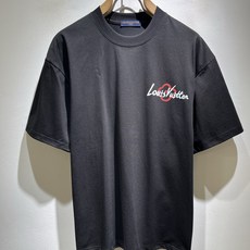 LouisVuitt*路易*登 2026春夏全新系列单品上线,非常时髦前卫的一款男女同款短袖T恤,标识l LouisVuitt*路易*登 2026春夏全新系列单品上线,非常时髦前卫的一款男女同款短袖T恤,标识l