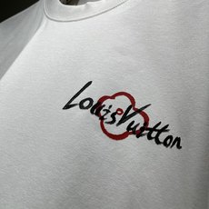 LouisVuitt*路易*登 2026春夏全新系列单品上线,非常时髦前卫的一款男女同款短袖T恤,标识l LouisVuitt*路易*登 2026春夏全新系列单品上线,非常时髦前卫的一款男女同款短袖T恤,标识l