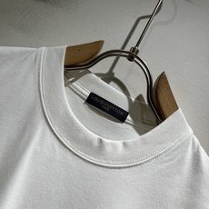 LouisVuitt*路易*登 2026春夏全新系列单品上线,非常时髦前卫的一款男女同款短袖T恤,标识l LouisVuitt*路易*登 2026春夏全新系列单品上线,非常时髦前卫的一款男女同款短袖T恤,标识l