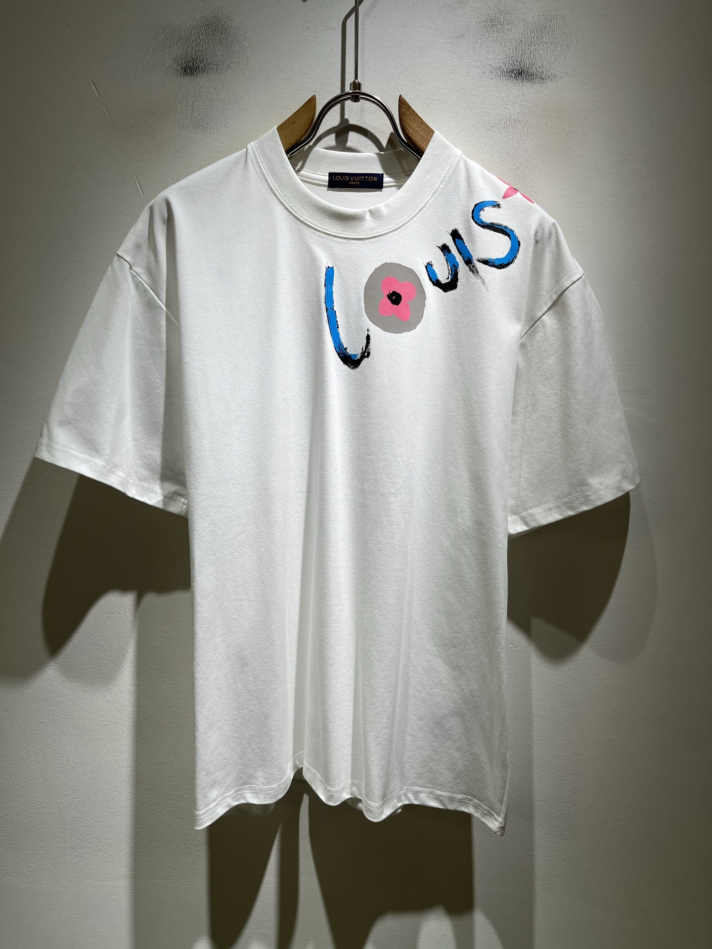 NO:912237,LouisVuitt* Louis*den's new 2026 spring and summer series of items are online. It is a very fashionable and avant-garde short-sleeved T-shirt for men and women, decorated with logo pattern printing!  It is different from the past and declares the design concept of brand inheritance!  Its eye-catching appeal is no less than any classic style, perfectly presenting the sense of fashion, high-end and luxury to the world!  It is made of 260 grams of imported 100% cotton material. It is made of high-quality pure cotton fabrics. It feels soft and skin-friendly. It will definitely exceed your imagination when you get it. It is extremely comfortable and breathable. Even if you sweat profusely, you will not feel greasy or stuffy. It maximizes sweat wicking and moisture absorption!  Size S-3XL [maximum wear: 220 pounds],, louis vuitton, louis vuitton, T-shirt, tees, t-shirt,19860909LouisVuitt*路易*登 2026春夏全新系列单品上线,非常时髦前卫的一款男女同款短袖T恤,标识logo图案印花修饰！区别于以往的不同,宣示品牌传承的设计理念！其吸睛度完全不亚于任何经典款式,将时髦高级感与奢华感完美呈现在世人眼前！客供进口260克全棉材质制成,精选优质纯棉面料,触感软糯亲肤细腻,实物到手绝对超乎你的想象,贴身无比舒适透气,即便是汗流浃背也不会有腻身及闷热感可言,将排汗吸湿性发挥到了极致！尺码S-3XL【最大穿220斤】,,louis vuitton,louis vuitton,T-shirt,tees，t-shirt,,Men's clothing