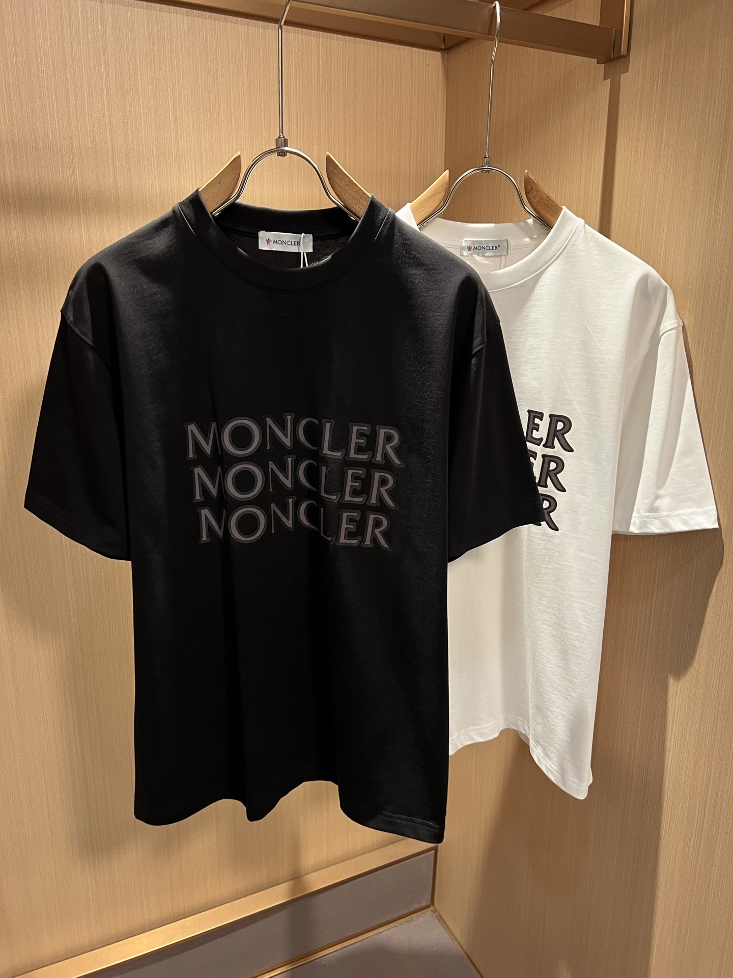 NO:912219,Moncler Mengjia's latest 2026 spring and summer trade order short-sleeved T-shirts for men and women, all in good condition!  !  Internet celebrity model!  Adopt logo pattern laminated design!  The upper body is comfortable and breathable, not stiff, and the overall body has a rich three-dimensional feel. It is a quality export order and is customized with exclusive pure cotton fabric tailoring to meet the simple needs of commuters. The upper body effect is very good, slimming, and not picky about the figure. The fabric workmanship... is impeccable. Only good craftsmanship and good fabrics can make you wear a good taste. It is a must-have item for everyone!  Size M-3XL,,T-shirt,tees,t-shirt,19860909Moncler蒙家 2026春夏最新男女同款贸易订单短袖T恤,全品相！！网红款！采用logo图案压胶设计！上身舒适透气,不僵硬,整体有着丰富的立体感,品质出口订单,定制专属纯棉面料剪裁,满足通勤人们对于着装的简约需求,上身效果很好,显瘦,不挑剔身材.面料做工....无可挑剔,好工艺好面料才能穿出好品味一款,人手必备单品！尺码M-3XL,,T-shirt,tees，t-shirt,,Men's clothing