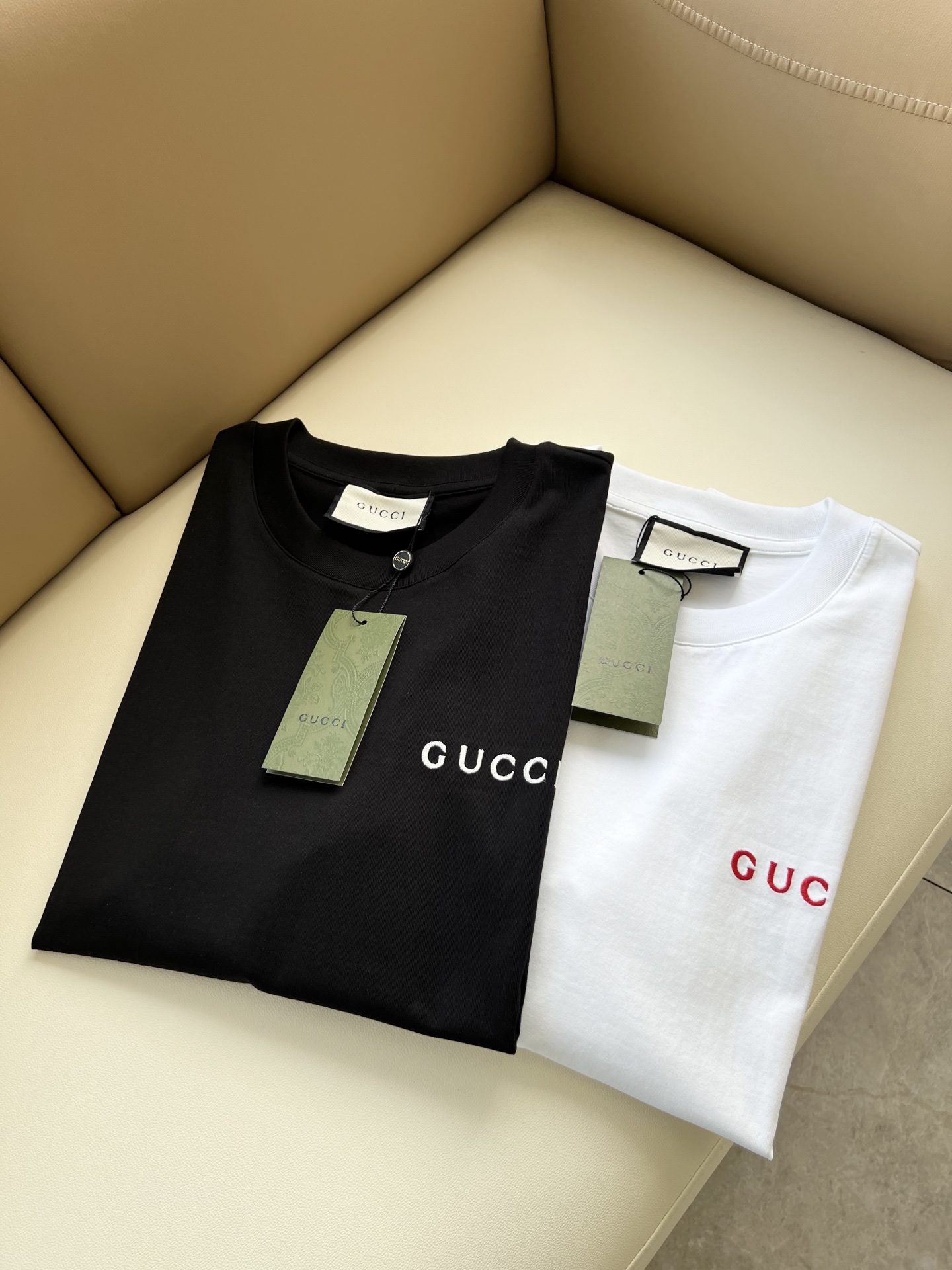 NO:912264,Gucc*Gujia 2026 spring and summer new casual loose cotton round neck short-sleeved T-shirt for gay couples!  Trading company channels are rare and available on the official website simultaneously!  The latest 2026 spring and summer series, classic fashion design elements, inject full vitality into the new series. This T-shirt is made of carefully selected imported cotton fabrics supplied by customers. The fabric feels skin-friendly, soft and delicate, and has a logo embroidery design on the body!  It has an extremely comfortable and breathable wearing experience. The whole piece is very eye-catching and fashionable, and is deeply loved by young people today!  Basic loose round neck cut, unisex style regardless of age and gender, suitable for matching all styles and looks you need in daily life!  It is recommended to wear couple outfits when going out on the street, it will be more eye-catching!  Size M-3XL,,gucci,gucci,T-shirt,tees,t-shirt,19860909Gucc*古家 2026春夏新款男女同情侣款休闲宽松棉质圆领短袖T恤衫！贸易公司渠道稀出,同步官网发售 ！ 2026春夏最新系列,经典时尚设计元素,为全新系列注入满满活力,这款T恤衫用心甄选客供进口棉面料制成,面料手感亲肤柔软细腻,衣身logo刺绣设计！拥有着无比舒适透气性的穿着体验,整件单品极具吸睛度与时尚感,深受当下年轻人的喜爱！基础宽松的圆领版型裁剪,不分年龄与性别的中性款式,适合搭配你日常所需的所有风格与造型！建议搭配情侣装出街会更为养眼出色！尺码M-3XL,,gucci,gucci,T-shirt,tees，t-shirt,,Men's clothing