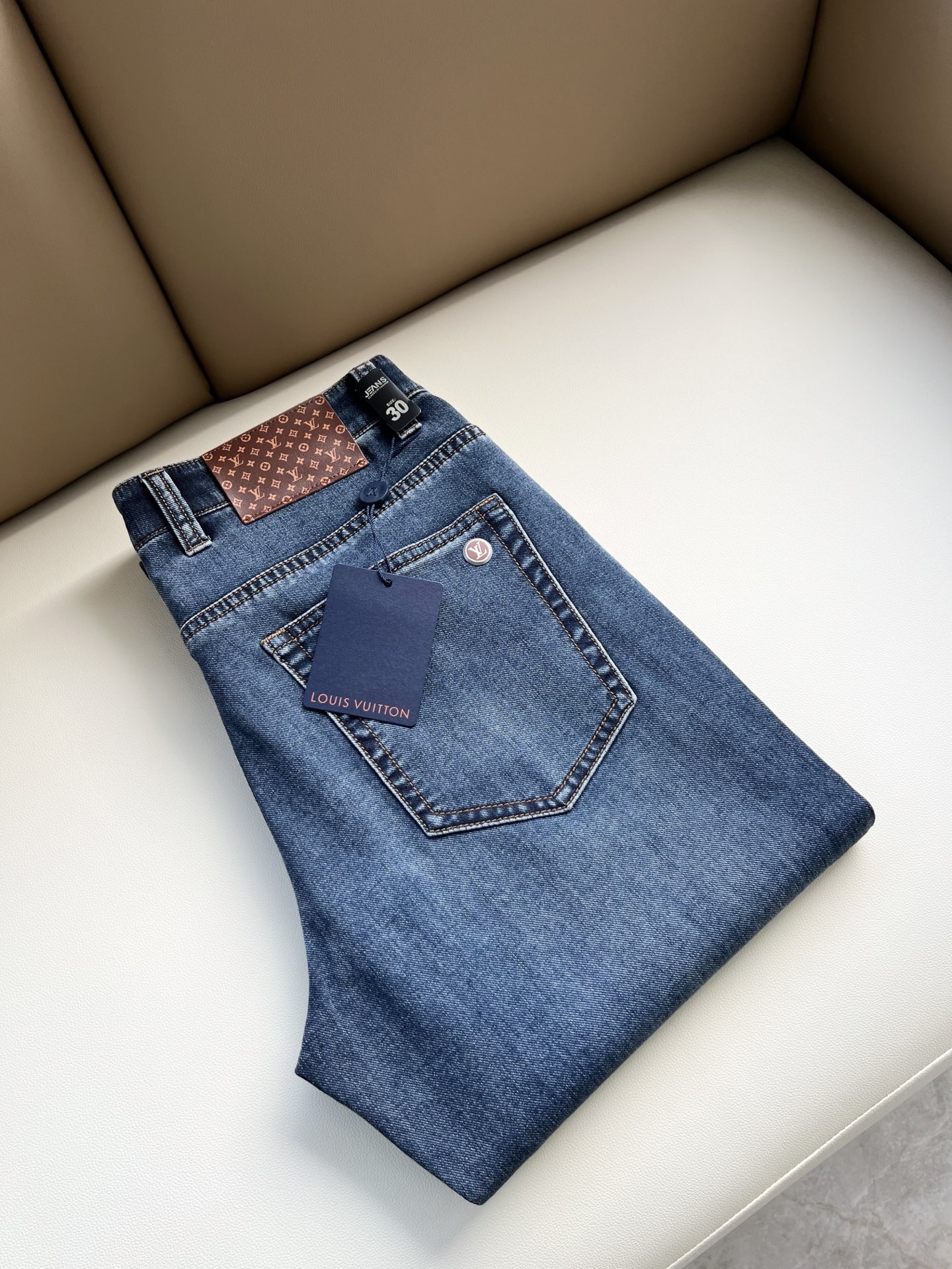 NO:912249,Louis Vuitto* Louis*den 2026 new spring and summer men's classic washed small straight denim trousers. Excellent upper body performance, versatile choice, great value for money to share!  !  As a classic combination of men's simple elements, the Luyu Louis classic jeans series has always been a legendary item in the industry and an enduring item. Many men with senior financial strength are guests of the Louis family. Countless big shots have performed it. There is a saying in the fashion circle. It is made of top-quality denim denim fabrics. After being treated with high-end washing technology, it has a sense of class and luxury. Nameplate waist plate hardware logo accessories design!  The fabric is extremely comfortable for the upper body and gives people a full of trendy and fashionable atmosphere. It interprets luxury and trendiness to the extreme. The classic, exquisite and precise straight-cut design has a thickness that can be used across all seasons and is a must-have item!  Size 30 -40,,louis vuitton,louis vuitton,19860909Louis Vuitto*路易*登2026春夏新款男士经典水洗小直筒牛仔长裤.绝佳的上身性能,百搭之选,超值性价比分享！！作为男生简约元素经典搭配,路遇路易经典仔裤系列,这个一直是业内的传奇单品,也是经久不衰的单品,很多具有资深经济实力的男人都是路易家族的座上客,无数的大佬都曾演绎过,时尚圈更是流传这么一句话,顶级丹宁牛仔面料打造而成,经高端水洗工艺处理后,极具档次与奢华感.铭牌腰牌五金logo辅料设计！面料极好上身舒适,给人满满的潮流时髦气息,将奢华与潮流感演绎到了极致,经典精湛精准的直筒版型裁剪设计,厚度更是能横跨四季必入好款！ 尺码30 -40,,louis vuitton,louis vuitton,,Men's clothing