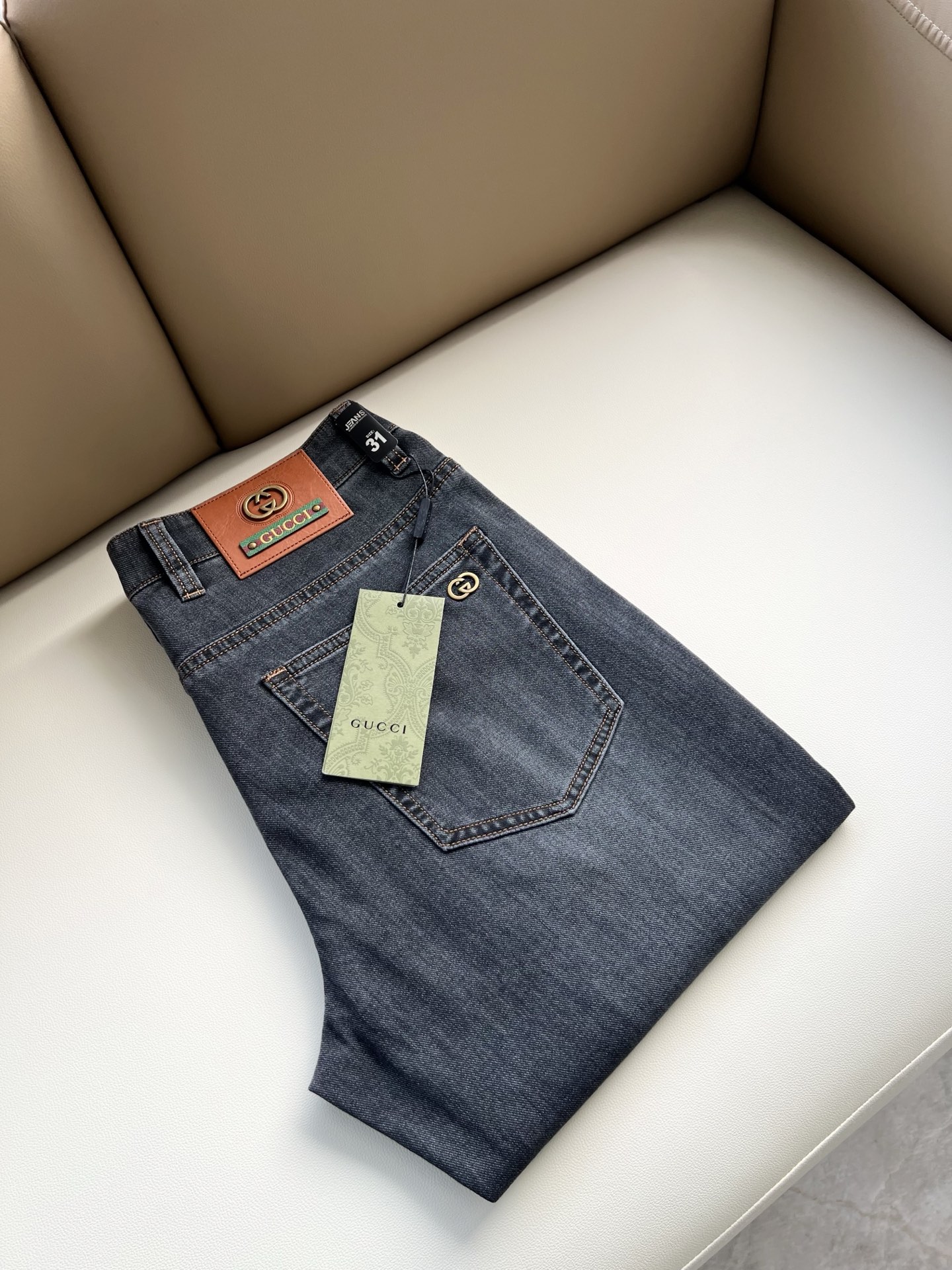 NO:912252,Guc*Gucci 2026 new spring and summer men's high-end casual and versatile slim-cut jeans for commuting in all seasons!  For fans, such an elegant classic design is enough to attract attention at a glance. It is the most handsome series among all jeans this year. I only need to take a look to know that this will definitely be a sensational hit and popular all over the Internet. It is made of classic slim-fitting three-dimensional tailoring and is equipped with the latest logo pattern waistband design!  A very representative waist brand modification!  It simply and easily demonstrates the charm of the brand, and naturally presents specifications, grades, fashion and trendy effects. It has perfect matching performance and can easily wear with a sense of luxury and high-end effects!  Made of top quality imported Japanese washed denim cotton, it is very comfortable, breathable and has a natural drape, making it suitable for all year round wear!  !  This style of jeans is made with a three-dimensional cut and a small straight fit. Its single-matching magic and practical wearability are understandable. Whether you are wearing it for daily wear or appearing on the high street, it is the best choice. It is super charming!  It also demonstrates the authentic original flavor of BUR, and also perfectly demonstrates its specifications and rank!  Obviously, this is a great product that you absolutely must buy. You must buy this product. It is a product that is highly recommended!  Size 30-40 37 39,,burberry,gucci,jeans,19860909Guc*古奇 2026春夏新品男士高端休闲百搭四季通勤修身剪裁牛仔裤！对于粉丝来说,这样大气的经典设计足矣一眼种草,是今年所有牛仔裤当中最帅的一个系列,我只需要看一眼就知道,这绝对会是一个引起轰动的爆款,而且全网风靡,经典的修身立体剪裁版型打造,配置了最新的logo图案腰牌工艺设计！极具代表性腰牌修饰！简单轻松的彰显出品牌魅力所在,自然而然的呈现规格,档次,时髦以及新潮效果,搭配性能满分,轻松穿出高级感与高端效果！顶级的进口日本洗水牛仔棉质打造,并舒适透气感满分,且垂感自然,适合一年四季的穿搭所需！！此款牛仔裤采用了立体裁剪小直筒版型打造,其单配魔力与实穿性是无可厚非的,不管你是日常穿搭还是高街出镜都是不二之选,超具魅力！更是彰显了地地道道的的BUR原味,同时也是完美的展现了其规格和段位所在！很显然,这是一款绝对要收的重磅好货,此款你都必须要收,极力推荐的好货！尺码30-40 37 39,,burberry,gucci,jeans,,Men's clothing