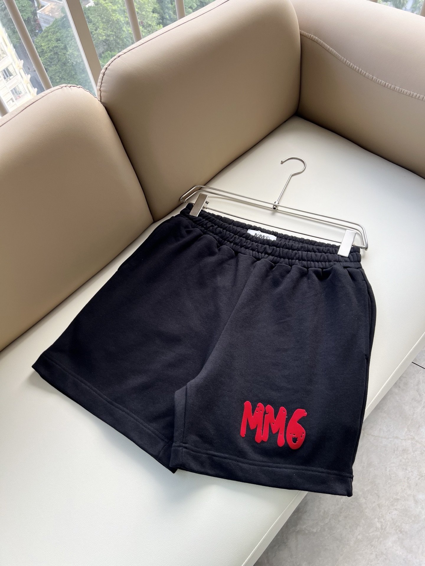 NO:912261,Maison margiel 2026 spring and summer new casual shorts for men and women, available at counters simultaneously!  Customized exclusive washed cotton fabric with logo printing design on the trouser legs!  Simple and elegant, easy to match and versatile, extremely high-grade, perfectly integrated into fashion and style, it is a top-notch fashionable style that is perfect for outer wear!  The whole thing gives people a natural feeling!  The ultimate classic versatile casual pants, customized with original pure cotton fabric!  The ultimate heavy work, the ultimate perfection!  Fans who pursue high quality should rush to buy it by themselves, and we sincerely invite all fans who know the goods to appreciate this model together!  !  Size M-4XL,,masion margiela,shorts,19860909马吉拉 maison margiel 2026春夏新款男女同款休闲短裤,专柜同步发售！定制专属洗水纯棉面料,裤腿logo图案印花设计！简约大方,从容百搭,档次极高,完美融入时尚还有风情感一款完美符合外穿的顶尖时髦气质款！整体给人浑然天成的感觉！极致经典的百搭型休闲裤,定制原版纯棉面料！极致的重工极致的完美！追求高品质的粉丝们请自行抢购,诚邀所有识货的粉丝一同鉴赏此款！！尺码M-4XL,,masion margiela,shorts,,Men's clothing