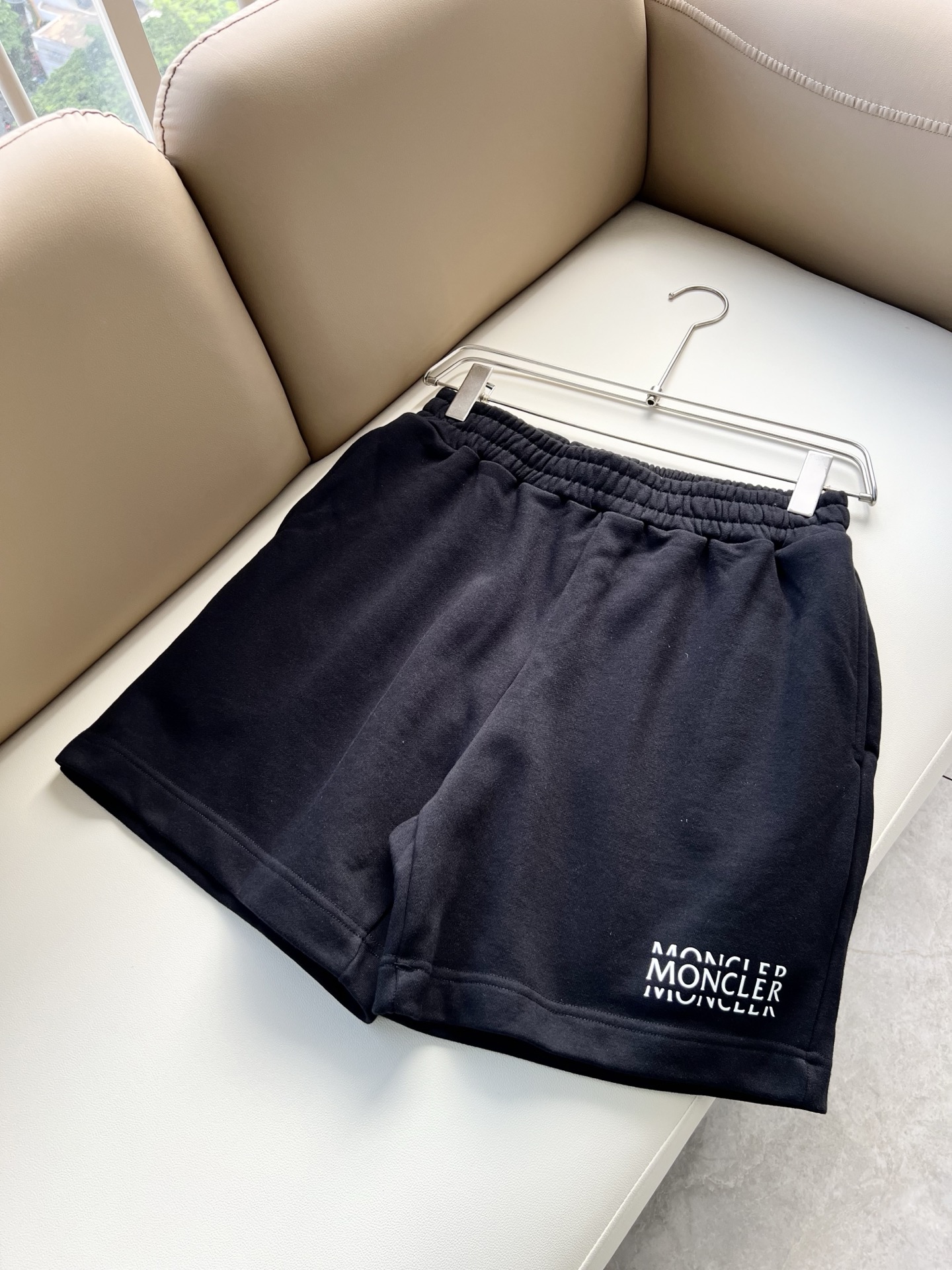 NO:912258,Moncler Mengjia's 2026 spring and summer men's and women's latest trade order casual shorts for couples!  Full condition!  !  Internet celebrity model!  The craftsmanship adopts logo printing design!  The upper body is comfortable and breathable, not stiff, and the overall body has a rich three-dimensional feel. Quality export order, customized exclusive pure cotton fabric tailoring, to meet the simple needs of commuters for dressing. The upper body effect is very good, slimming, and not picky about the figure. The fabric workmanship is impeccable, and the original custom-made hardware and accessories design!  Only with good craftsmanship and good fabrics can you wear a good-looking item. It is a must-have item for everyone!  Size M-4XL,,shorts,19860909Moncler蒙家 2026春夏男女同款情侣款最新的贸易订单休闲短裤！全品相！！网红款！工艺采用logo印花设计！上身舒适透气,不僵硬,整体有着丰富的立体感,品质出口订单,定制专属纯棉面料剪裁,满足通勤人们对于着装的简约需求,上身效果很好,显瘦,不挑剔身材.面料做工....无可挑剔,定制原版五金辅料设计！好工艺好面料才能穿出好品味一款,人手必备单品！尺码M-4XL,,shorts,,Men's clothing