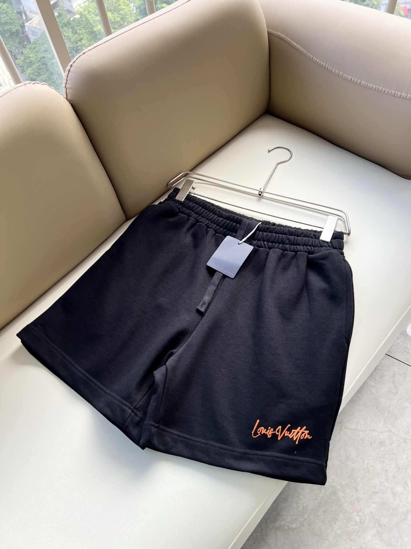 NO:912255,Louis Vuit*on's 2026 spring and summer unisex casual shorts with logo, the new 2026 spring and summer unisex casual shorts are online, another eye-catching masterpiece!  The theme concept of Louis Vuitton, design logo printing pattern decoration!  You can feel its difference as soon as you put it on. The brand style is strong and it can easily turn you into a public highlight!  Just because you are attracted by it at a glance, you will be willing to use materials, handwork, design and other aspects of the production process to achieve the ultimate, 100% imported pure cotton fabrics!  Full of cotton!  The texture of this style is very touching. You can tell the specifications and grades at your fingertips. Its fineness and breathability are top-notch, and it instantly beats all versions in the industry. The versatile style has become popular all over the world as soon as it was released. Hollywood celebrities, celebrities and Internet celebrities have all rushed to buy it. It is recommended for self-made wall cracks. It is a must-have shorts for men and women this summer!  Size M-4XL,,louis vuitton,louis vuitton,shorts,19860909Louis Vuit*on路易*登 2026春夏男女同款logo休闲短裤,2026春夏新款男女同款休闲短裤上线了,又是一件让人眼前一亮的佳作！主题概念的路*威登,设计logo印花图案修饰！穿上身马上就能感受到它的与众不同,品牌风格浓烈,轻松的能让你变成大众亮点！只因为一眼就被种草,喜欢就要任性用料、手工、 设计等各方面的制作工序都是做到了极致,百分百进口纯棉面料！棉质饱满！此款的质感相当感人 触手便知规格档次 细腻程度与透气效果堪称顶级 秒杀业内一切版本的存在.百搭的气质款,一发布就火爆全球,好莱坞大咖 明星大V网红都纷纷抢先入手,自留墙裂推荐,今年夏天必入的一款短裤男女同款！ 尺码M-4XL,,louis vuitton,louis vuitton,shorts,,Men's clothing