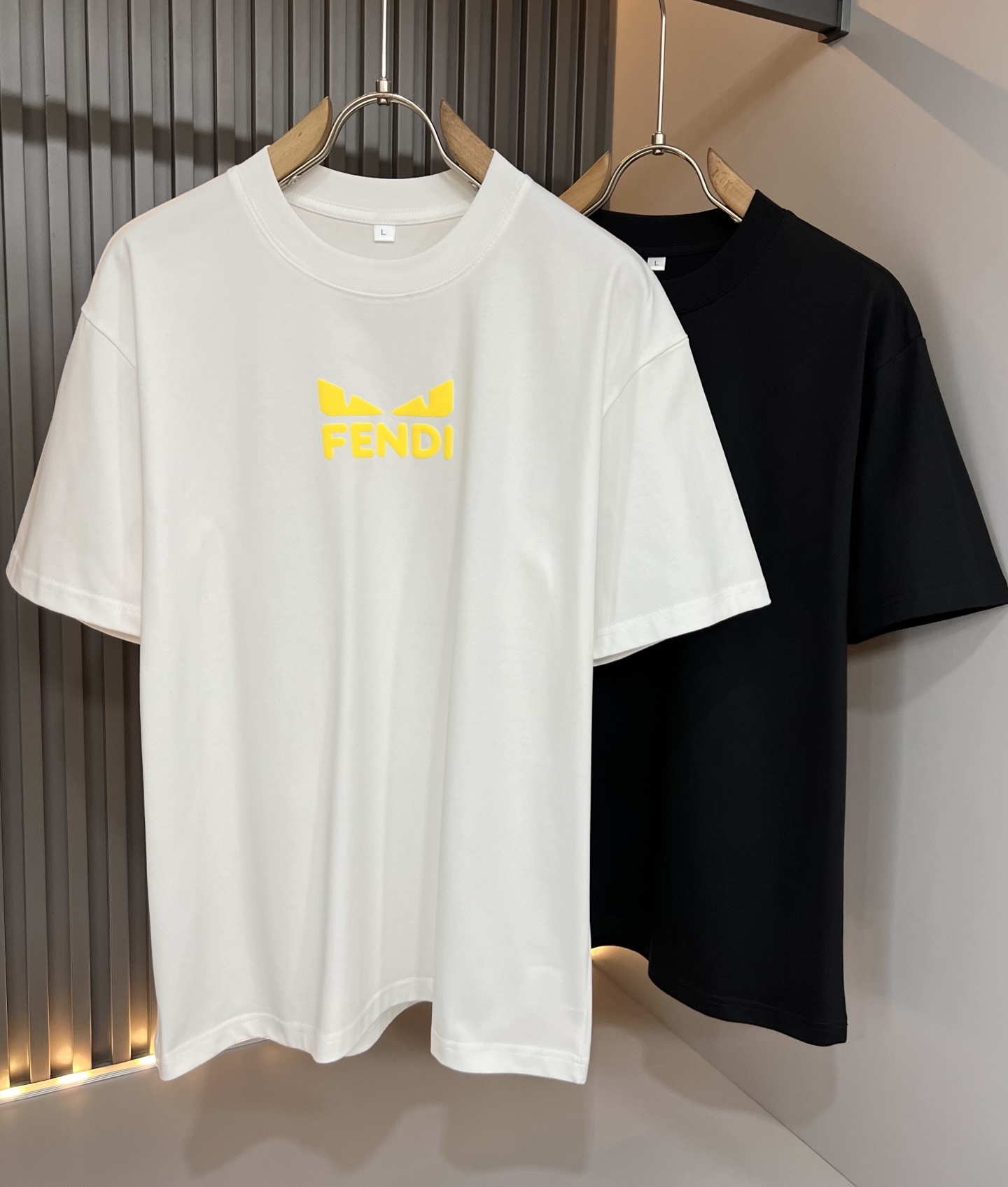 NO:912247,FEN*I Fen*di 2026 spring and summer new FD family FF unisex T-shirt, versatile and very short sleeves for men and women. Italian original order, FD family's popular item, simple and solid color. FD family's enduring iconic product, full of representativeness, full of specifications, a boutique worth buying for all FD fans!  Pure Italian channel order, the FD family's high-end and popular product, a very popular item at the moment, with the iconic letter logo pattern laminated and decorated!  High-end goods worth keeping for yourself and giving away!  Trendy and good-looking, full of trendy atmosphere, extremely high-grade and standard, and using a very classic black and white two-color combination, which gives a strong visual impact and is highly recognizable. It is made of top-grade exclusive pure cotton fabric, feels soft, delicate and comfortable, and the appearance is quite advanced and classy!  It perfectly interprets the charm of the brand and leaves a deep impression on people. It is more fashionable and charming, and the upper body is simple, elegant and fashionable, and there is no pressure to wear it!  Wear it alone or paired with it, it’s a beautiful sight that can’t be ignored!  Size M-4XL,,fendi,dior,T-shirt,tees,t-shirt,19860909FEN*I 芬*迪2026春夏新款FD家族FF男女同款T恤,男女同款百搭极简短袖.意大利原厂订单,FD家族人气单品,简约纯色系打造.FD家族经久不衰的标志性臻品,代表性十足,规格感十足的精品,所有FD粉丝都值得抢购的精品！纯正意代渠道订单,FD家族的高奢人气爆款产物,当下十分火爆的单品,标志性字母logo图案压胶修饰！值得自留和送人的高端货！新潮又好看,潮流气息感十足,档次规格感极高,并且采用十分经典的的黑白双色搭配,给人的视觉冲击感相当强烈,有着极高的辨识度,顶级专属纯棉面料,打造,触感柔软细腻舒适,品相相当高级有档次！完美诠释品牌魅力,给人留下深刻印象.更具时尚与韵味,上身简约大方时尚,对于穿搭更是毫无压力！单穿内搭都极有味道,不可忽视的靓丽风景线！ 尺码M-4XL,,fendi,dior,T-shirt,tees，t-shirt,,Men's clothing