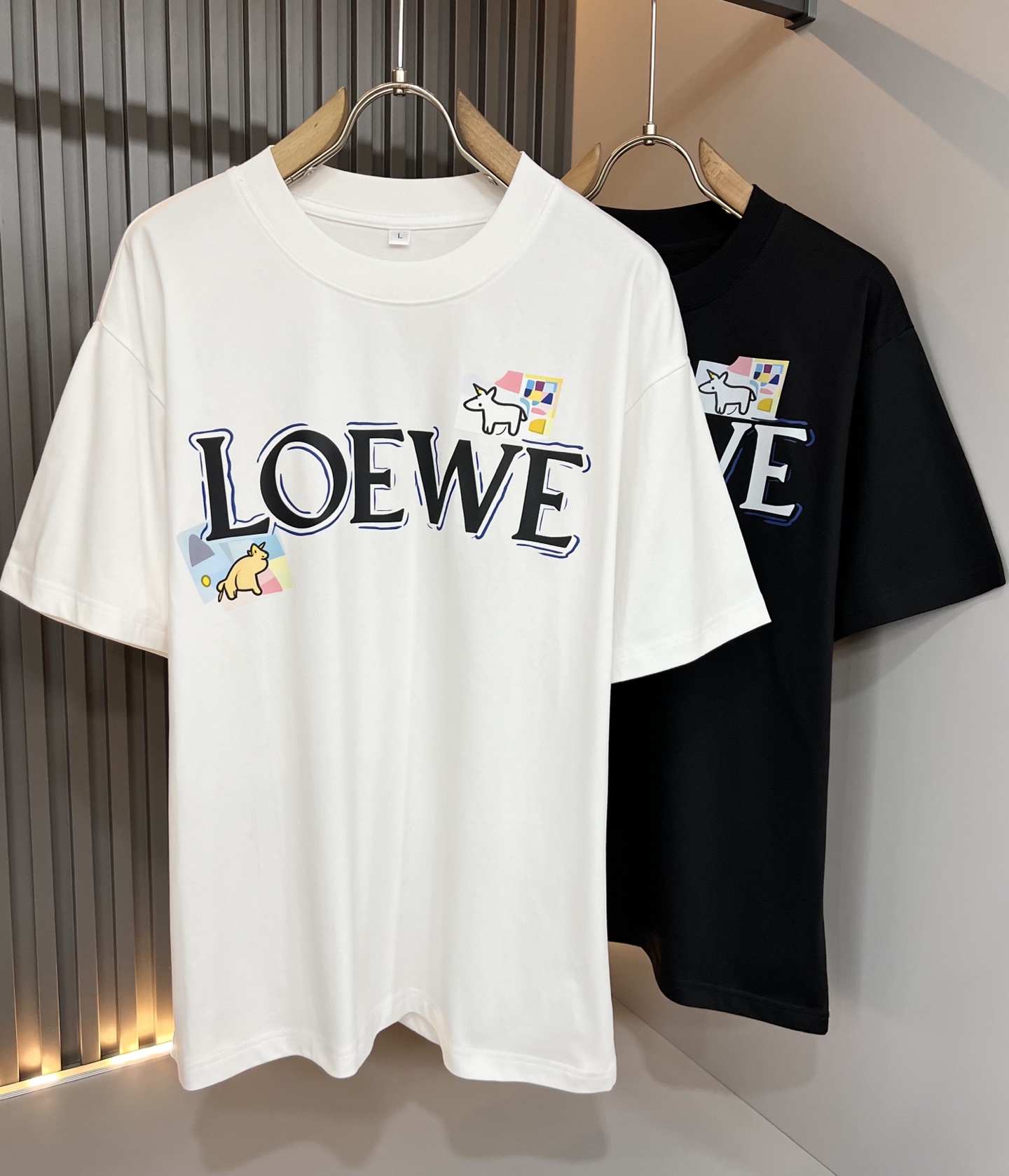 NO:912250,LOE*WE 2026 spring and summer new short-sleeved T-shirt for men and women, original Italian order channel, highly personalized and high-end style, logo pattern printing technology design!  Pure cotton short-sleeved T-shirt for couples!  !  The latest popular fashion product has arrived. It is a simple and high-end fashion item. It is a fashion product with very high-end charm and is a must-have item for fashion trends!  Italian original factory channel, special supply level order, released simultaneously by Hong Kong, Macao and Taiwan buyer stores. This model is also the latest popular product of Loewe family this year, and it is also the most classic product. Its specifications and quality are beyond doubt!  !  The selection is extremely diverse. It goes without saying that this style has that fresh and natural feeling, which highlights the brand's charm and high-end sense. The texture of this style is very good, and the weight and color that can be felt by hand are even better on the skin. It is a full wearing enjoyment!  !  Size: M-4XL,,loewe,loewe,T-shirt,tees,t-shirt,19860909LOE*WE罗*威 2026春夏新款男女同款短袖T恤,意大利原厂订单渠道,极具个性高级风,标志logo图案印花工艺设计！情侣款纯棉短袖T恤！！最新时尚潮流人气产物驾到,又是一款简约高级的时尚单品,穿搭魅力十分高级不俗的时尚产物 ,时尚潮流必备单品！意大利原厂渠道,特供级别订单,同步港澳台买手店发布,此款也是罗意威家今年的最新人气产物,也是最经典的产物,其规格跟档次更是毋庸置疑！！ 选择极具多样化,言而喻此款自然具备那种清新自然的感觉,彰显品牌魅力与高级感,此款的质感十分的到位,用手可以感知的重磅跟出彩亲肤程度更是上佳,十足的穿着享受！！尺码: M-4XL,,loewe,loewe,T-shirt,tees，t-shirt,,Men's clothing