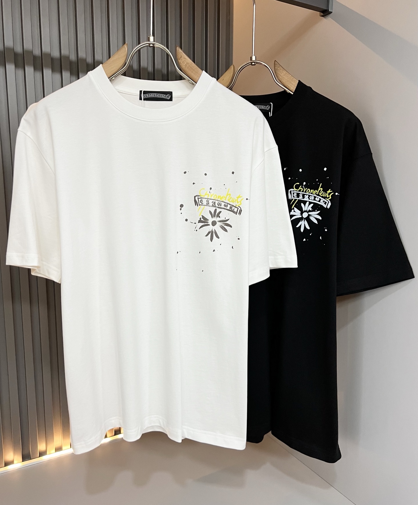 NO:912253,Chrome Hear*s Chrome Hear*s 2026 spring and summer new Chrome Hear*s short-sleeved T-shirt for men and women, wall crack recommendation!  The fashionable and arrogant Chrome Hear*s are loved all over the world. The 2026 SS detonating model, classic Chrome heart elements cut off short-sleeved T-shirts, logo printing design on the chest!  Full of fashionable luxury style and exuding charming artistic sense!  It is spacious and lazy, made of high-end exclusive washed pure cotton for customers!  The upper body is super comfortable!  Oversized silhouette with big dropped shoulders!  Same style for men and women!  Size M-3XL,,chrome hearts,T-shirt,tees,t-shirt,19860909Chrome Hear*s 克*心 2026春夏新品男女同款克*心短袖T恤,墙裂推荐！时尚傲娇的Chrome Hear*s,被全世界宠幸着.2026SS引爆款,经典克*心元素断绝短袖T,胸前logo印花设计！充满了时尚的奢华风,散发着迷人的艺术感！宽大慵懒,客供高端专属洗水纯棉材质！上身超级舒适！大廓形大落肩！男女同款入！尺码M-3XL,,chrome hearts,T-shirt,tees，t-shirt,,Men's clothing