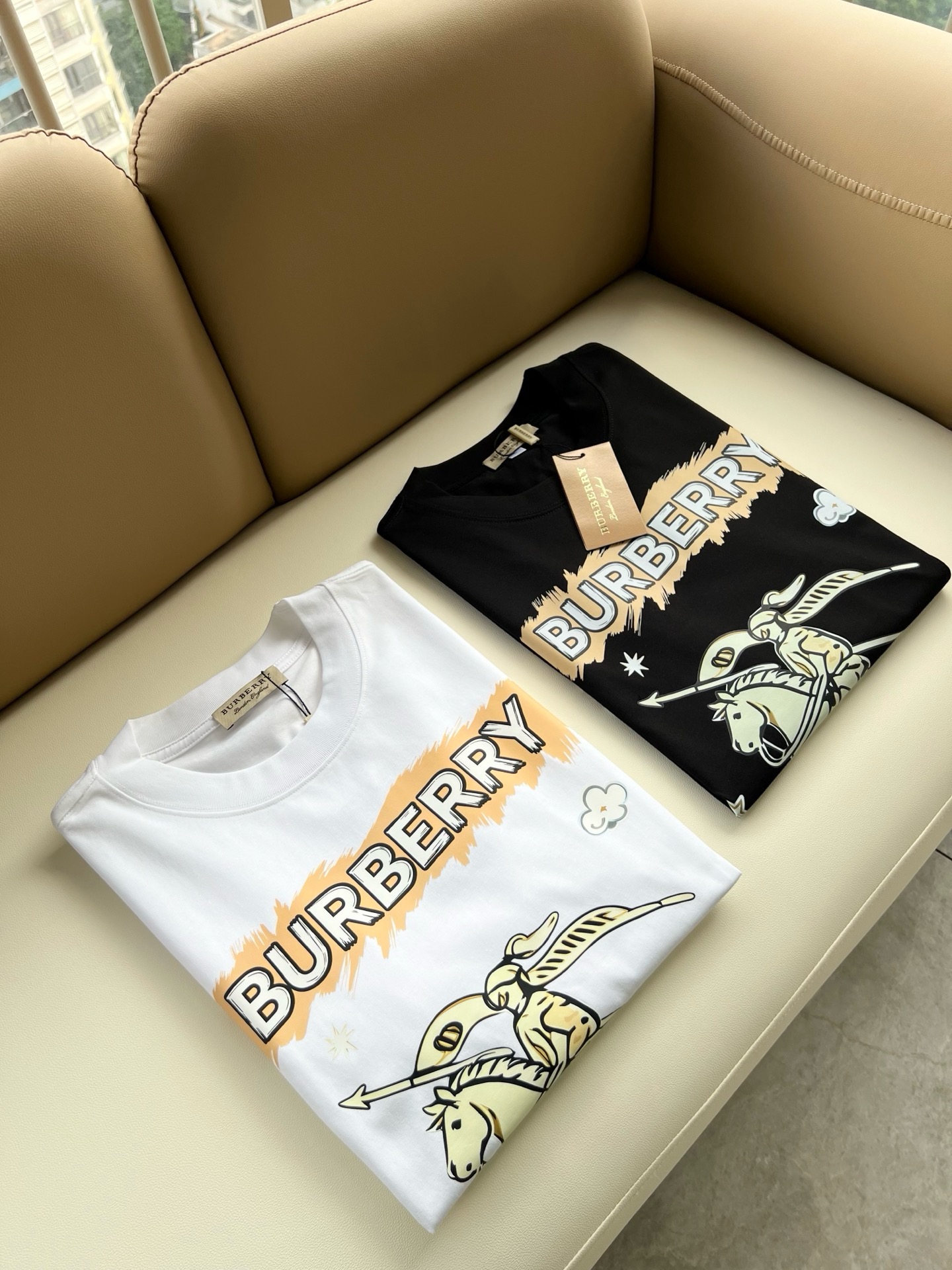 NO:912262,BURBER*Y's 2026 spring and summer new unisex short-sleeved T-shirt is a big hit. It is made of the recently popular environmentally friendly pure cotton fabric. It is a high-end outdoor sports and leisure series. It is a very hot sports trend!  BUR's latest research and development of special materials, logo pattern printing design!  The fabric is also called memory cloth, which refers to the fabric with morphological memory function. It beats all versions on the market instantly. It can only be said that it is not on the same level at all. Whether it is the material, the degree of detail restoration and the craftsmanship, it is not afraid of any challenges, just to provide everyone with wonderful products. As always, it is consistent and implemented.  A style of BUR's core concept will be tightly tied to fashion, always maintaining a perfect, simple but not simple design style, which perfectly meets your daily needs. Size: M-4XL,, burberry, T-shirt, tees, t-shirt,19860909BURBER*Y巴*莉2026春夏新品男女同款短袖T恤,重磅来袭,最近比较火热的环保纯棉面料制作而成,高端户外运动休闲系列,非常火热运动风潮！BUR最新研发的特殊材质,标志logo图案印花设计！面料也叫记忆布,是指具有形态记忆功能的面料,秒杀市面上一切版本,只能说根本就不是一个级别的存在,不管是材质还是细节还原度以及工艺制作方面,不惧任何挑战,只为给大家奉献绝妙产物一如既往,始终如一,贯彻了BUR核心理念的一个款式将与时尚紧紧的捆绑在一起,时刻保持完美,简约而不简单的的设计风格,完美的满足了你日常所需要的穿搭.尺码:M-4XL,,burberry,T-shirt,tees，t-shirt,,Men's clothing
