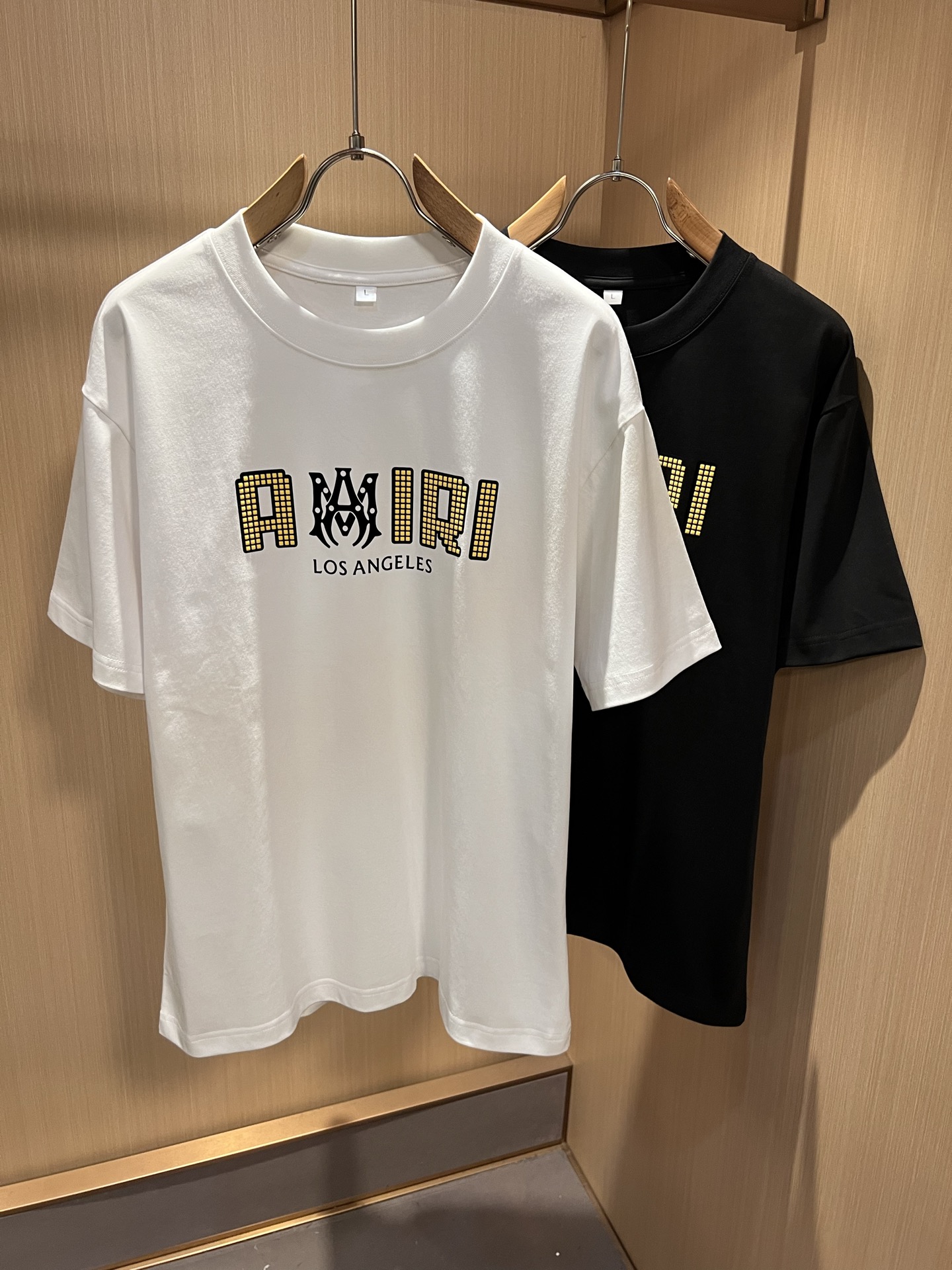 NO:912213,AMI 2026 new spring and summer short-sleeved T-shirts for men and women, the latest model is exclusively available on the entire network!  !  ~It is both classic and fashionable, who doesn’t love it? It shows the classic again, it is very eye-catching, and it has a low-luxury aura and recognition!  The brand concept and modern advanced technology are perfectly combined. Coupled with an extremely modern and simple design, exclusive logo laminated design!  Customized 100% imported pure cotton fabric!  The texture of this model is quite impressive. You can tell the specifications and grades at your fingertips. The level of finesse and breathability are top-notch!  Size M-4XL,,T-shirt,tees,t-shirt,19860909AMI 2026春夏新款男女同款短袖T恤,最新款全网独家首上！！~既经典有时尚百搭,谁不爱啊,将经典再次展现,非常的耐看,自带低奢光环与辨识度！品牌理念和现代化的先进技术进行了完美结合.加上极其现代摩登风范的简约设计,专属logo压胶设计！定制百分百进口纯棉面料！此款的质感相当感人 触手便知规格档次 细腻程度与透气效果堪称顶级！尺码M-4XL,,T-shirt,tees，t-shirt,,Men's clothing