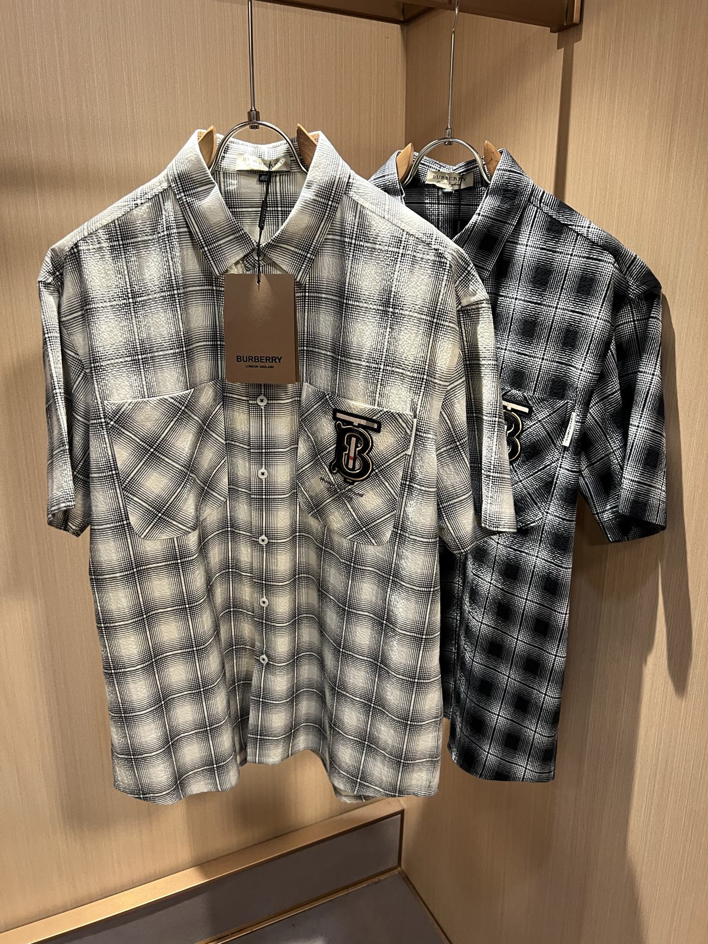NO:912225,Bur*erry 2026 spring and summer new men's plaid shirt, the brand's latest design elements!  It’s neither monotonous nor complicated, just the right amount to show off your taste!  Chest logo badge design!  Customized poplin cotton fabric for customers!  Comfortable, sweat-absorbent and breathable are not a problem at all. The unique luxury feel of the fabric presents a simple and elegant temperament!  Full three-dimensional! Standard cutting design!  Every detail is in sync with high-end fashion. Sizes: M-4XL, burberry,19860909Bur*erry 巴*莉 2026春夏新款男士格子衬衣,品牌最新设计元素！既不单调也不复杂,恰到好处的展现品味！胸前logo徽章设计！客供定制府绸棉面料！舒适吸汗透气根本不在话下,面料独具的高奢感呈现简约优雅气质！饱满立体!标准裁剪设计！每一处细节都是与高端时尚同步的体现.尺码:M-4XL,,burberry,,Men's clothing