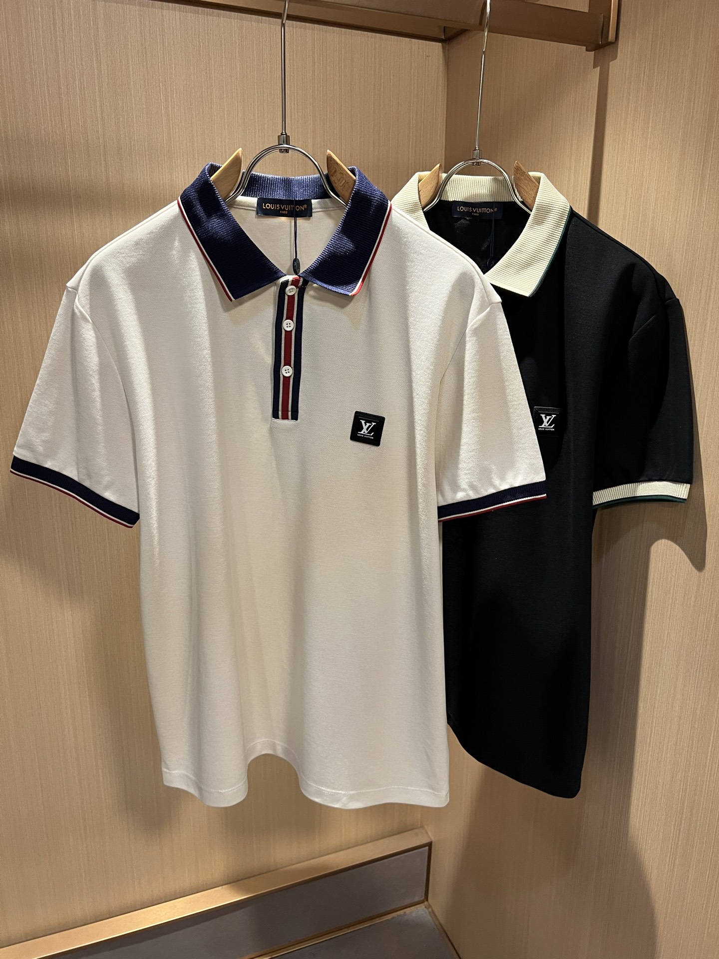 NO:912227,Louis Vuit*on 2026 spring and summer new short-sleeved Polo shirt, the latest technology and fashion element design concept!  Chest logo badge design!  The styles are more diversified to wear. The seemingly simple style is actually more time-consuming in terms of fabric and craftsmanship to customize the original pique cotton fabric!  This kind of craftsmanship of Classic Louis is very demanding!  !  A thin and light polo shirt that every man should buy!  Size M-4XL,,louis vuitton,louis vuitton,T-shirt,19860909Louis Vuit*on路易*登2026春夏新款短袖Polo衫,最新工艺时尚元素设计理念！胸前logo徽章设计！款式穿搭起来更加的多样化.看似简单的款式,其实在面料以及工艺制作上更费时定制原版珠地棉面料！经典路易此类工艺要求非常高！！轻薄每一个男士都应该入手的Polo衫！尺码M-4XL,,louis vuitton,louis vuitton,T-shirt,,Men's clothing