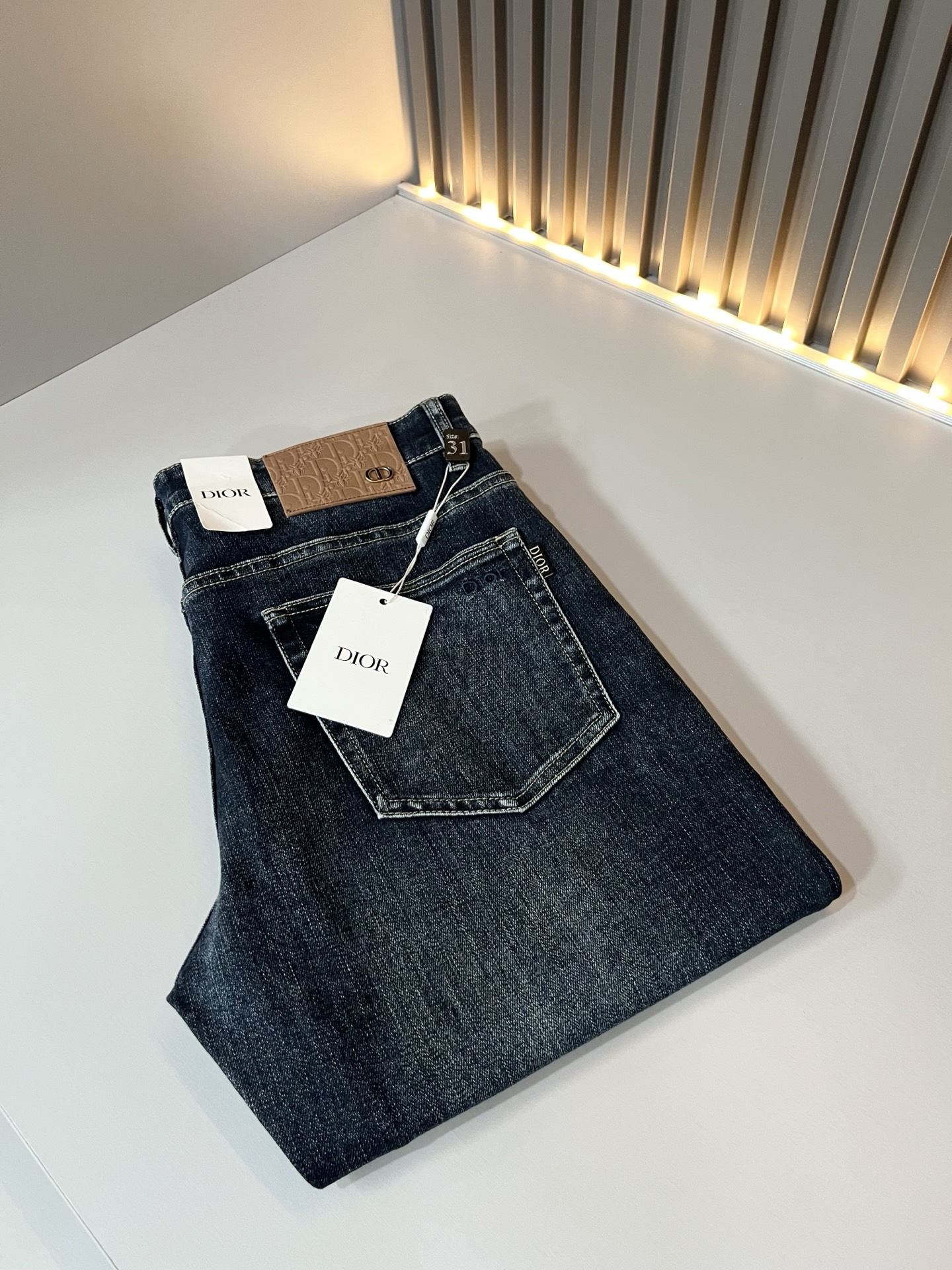NO:915041,Dio*r 2026 spring and summer men's washed small straight jeans!  The trading company sells great products, looks great, is the all-match trousers king in the fashion world, has high-frequency dressing demonstrations in European and American street photography, and has a leather waistband logo design!  And it is a must-have item for luxury brands every season!  Very pure and minimalist design tone!  Adhering to the consistent fashion proposition of the D family, it is quite eye-catching. It not only demonstrates the ingenuity and craftsmanship, but also effectively flaunts the brand identity!  Custom-made denim fabrics are supplied from Italy. The texture is unparalleled and full of charm. The silhouette is perfectly tailored and has excellent butt-lifting and slimming effect. It can be matched with any top in the wardrobe. It has wide compatibility, is both casual and casual, and has a full upper body shape. It is an invincible fashionable and versatile item!  Size 29 -40,,dior,dior,dior,jeans,19860909Dio*r 迪家 2026春夏男士水洗小直筒牛仔裤！贸易公司渠道牛货,品相超赞,时尚圈万能的百搭裤王,欧美街拍中高频穿搭示范,皮革腰牌logo设计！且是奢侈品牌每季必出的单品！非常纯粹极简的设计基调！秉承了D家一贯的时尚主张,颇具看点,即彰显了匠心工艺又有力的标榜了品牌身份！客供意大利定制丹宁面料,质感无敌赞,颇具韵味,版型剪裁完美,提臀修身显瘦效果极佳,可横扫衣橱任何的上装搭配,兼容性广泛,休闲兼备,上身型款十足,无敌的时髦百搭神品！尺码29 -40,,dior,dior,dior,jeans,,Men's clothing