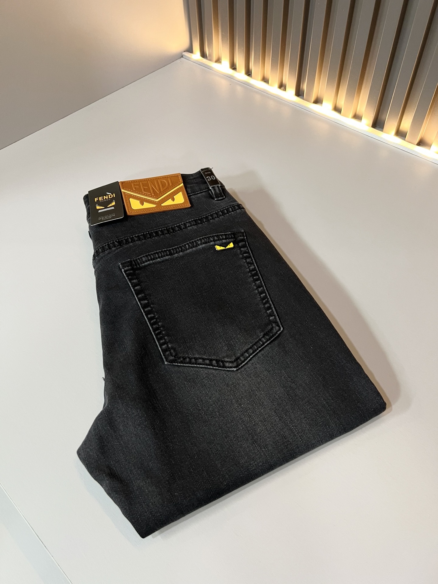 NO:915037,FEN*I Fen*di 2026 spring and summer new FD casual jeans!  Original order from Italy, a popular item of the FD family, a representative product with full sense of specification, a product worth snapping up for all FD fans!  Pure Italian channel order, the FD family's high-end and popular product, a very popular item at the moment, FD's iconic hardware and leather logo waistband design!  !  Trendy and good-looking, full of trendy atmosphere, extremely high-grade and standard, giving people a very strong visual impact, and highly recognizable, made of top-grade denim fabric, soft, delicate and comfortable to the touch, and the appearance is quite high-end and classy!  It perfectly interprets the charm of the brand and leaves a deep impression on people. It is more fashionable and charming, simple and elegant, and there is no pressure to wear it!  Size 29-40,,fendi,dior,jeans,19860909FEN*I 芬*迪2026春夏新款FD家休闲牛仔裤！意大利原厂订单,FD家族人气单品,代表性十足,规格感十足的精品,所有FD粉丝都值得抢购的精品！纯正意代渠道订单,FD家族的高奢人气爆款产物,当下十分火爆的单品,FD标志性五金皮革logo腰牌设计！！新潮又好看,潮流气息感十足,档次规格感极高,给人的视觉冲击感相当强烈,有着极高的辨识度,顶级丹宁面料,打造,触感柔软细腻舒适,品相相当高级有档次！完美诠释品牌魅力,给人留下深刻印象.更具时尚与韵味,简约大方时尚,对于穿搭更是毫无压力！尺码29-40,,fendi,dior,jeans,,Men's clothing