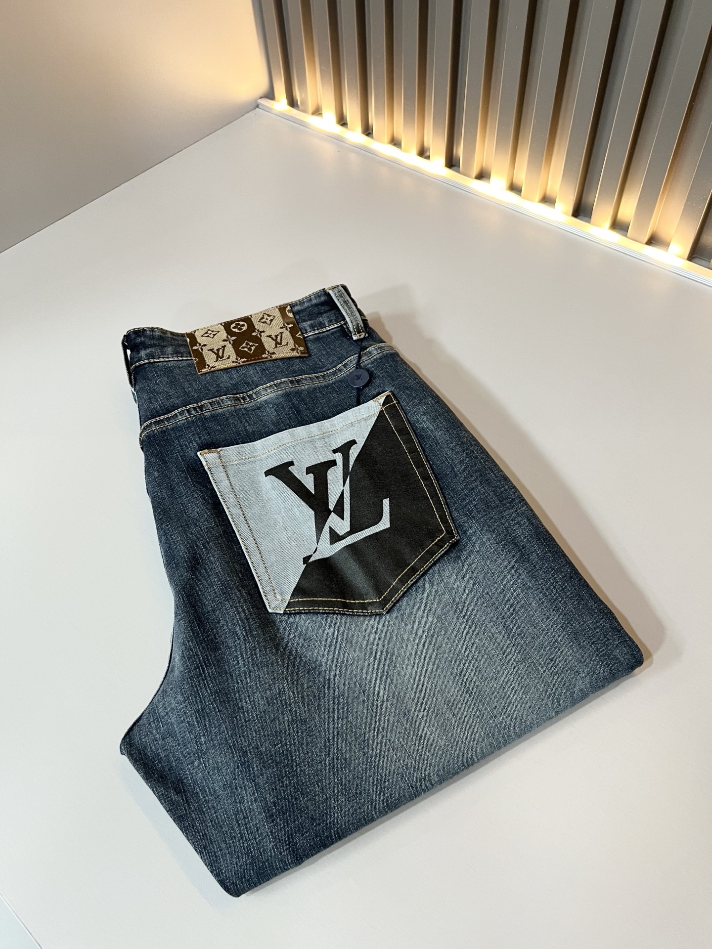 NO:912238,Louis Vuitto* Louis*den 2026 new spring and summer men's classic washed small straight denim trousers. Excellent upper body performance, versatile choice, great value for money to share!  !  As a classic combination of men's simple elements, the Luyu Louis classic jeans series has always been a legendary item in the industry and an enduring item. Many men with senior financial strength are guests of the Louis family. Countless big shots have performed it. There is a saying in the fashion circle. It is made of top-quality denim denim fabrics. After being treated with high-end washing technology, it has a sense of class and luxury. Nameplate waist plate hardware logo accessories design!  The fabric is extremely comfortable for the upper body and gives people a full of trendy and fashionable atmosphere. It interprets luxury and trendiness to the extreme. The classic, exquisite and precise straight-cut design has a thickness that can be used across all seasons and is a must-have item!  Size 30 -40,,louis vuitton,louis vuitton,19860909Louis Vuitto*路易*登2026春夏新款男士经典水洗小直筒牛仔长裤.绝佳的上身性能,百搭之选,超值性价比分享！！作为男生简约元素经典搭配,路遇路易经典仔裤系列,这个一直是业内的传奇单品,也是经久不衰的单品,很多具有资深经济实力的男人都是路易家族的座上客,无数的大佬都曾演绎过,时尚圈更是流传这么一句话,顶级丹宁牛仔面料打造而成,经高端水洗工艺处理后,极具档次与奢华感.铭牌腰牌五金logo辅料设计！面料极好上身舒适,给人满满的潮流时髦气息,将奢华与潮流感演绎到了极致,经典精湛精准的直筒版型裁剪设计,厚度更是能横跨四季必入好款！ 尺码30 -40,,louis vuitton,louis vuitton,,Men's clothing