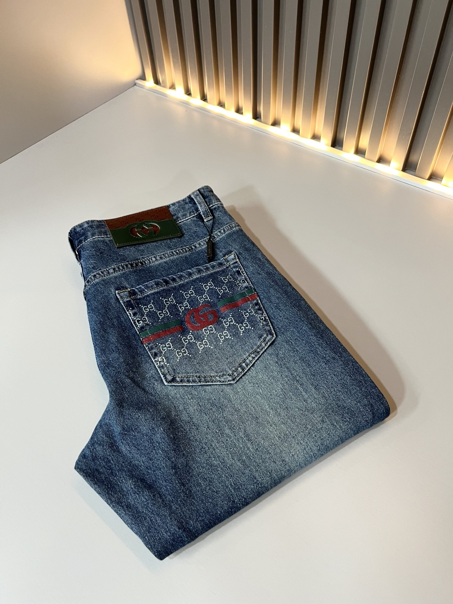 NO:912231,Guc*Gucci 2026 new spring and summer men's high-end casual and versatile slim-cut jeans for commuting in all seasons!  For fans, such an elegant classic design is enough to attract attention at a glance. It is the most handsome series among all jeans this year. I only need to take a look to know that this will definitely be a sensational hit and popular all over the Internet. It is made of classic slim-fitting three-dimensional tailoring and is equipped with the latest logo pattern waistband design!  A very representative waist brand modification!  It simply and easily demonstrates the charm of the brand, and naturally presents specifications, grades, fashion and trendy effects. It has perfect matching performance and can easily wear with a sense of luxury and high-end effects!  Made of top quality imported Japanese washed denim cotton, it is very comfortable, breathable and has a natural drape, making it suitable for all year round wear!  !  This style of jeans is made with a three-dimensional cut and a small straight fit. Its single-matching magic and practical wearability are understandable. Whether you are wearing it for daily wear or appearing on the high street, it is the best choice. It is super charming!  It also demonstrates the authentic original flavor of BUR, and also perfectly demonstrates its specifications and rank!  Obviously, this is a great product that you absolutely must buy. You must buy this product. It is a product that is highly recommended!  Size 30-40 37 39,,burberry,gucci,jeans,19860909Guc*古奇 2026春夏新品男士高端休闲百搭四季通勤修身剪裁牛仔裤！对于粉丝来说,这样大气的经典设计足矣一眼种草,是今年所有牛仔裤当中最帅的一个系列,我只需要看一眼就知道,这绝对会是一个引起轰动的爆款,而且全网风靡,经典的修身立体剪裁版型打造,配置了最新的logo图案腰牌工艺设计！极具代表性腰牌修饰！简单轻松的彰显出品牌魅力所在,自然而然的呈现规格,档次,时髦以及新潮效果,搭配性能满分,轻松穿出高级感与高端效果！顶级的进口日本洗水牛仔棉质打造,并舒适透气感满分,且垂感自然,适合一年四季的穿搭所需！！此款牛仔裤采用了立体裁剪小直筒版型打造,其单配魔力与实穿性是无可厚非的,不管你是日常穿搭还是高街出镜都是不二之选,超具魅力！更是彰显了地地道道的的BUR原味,同时也是完美的展现了其规格和段位所在！很显然,这是一款绝对要收的重磅好货,此款你都必须要收,极力推荐的好货！尺码30-40 37 39,,burberry,gucci,jeans,,Men's clothing