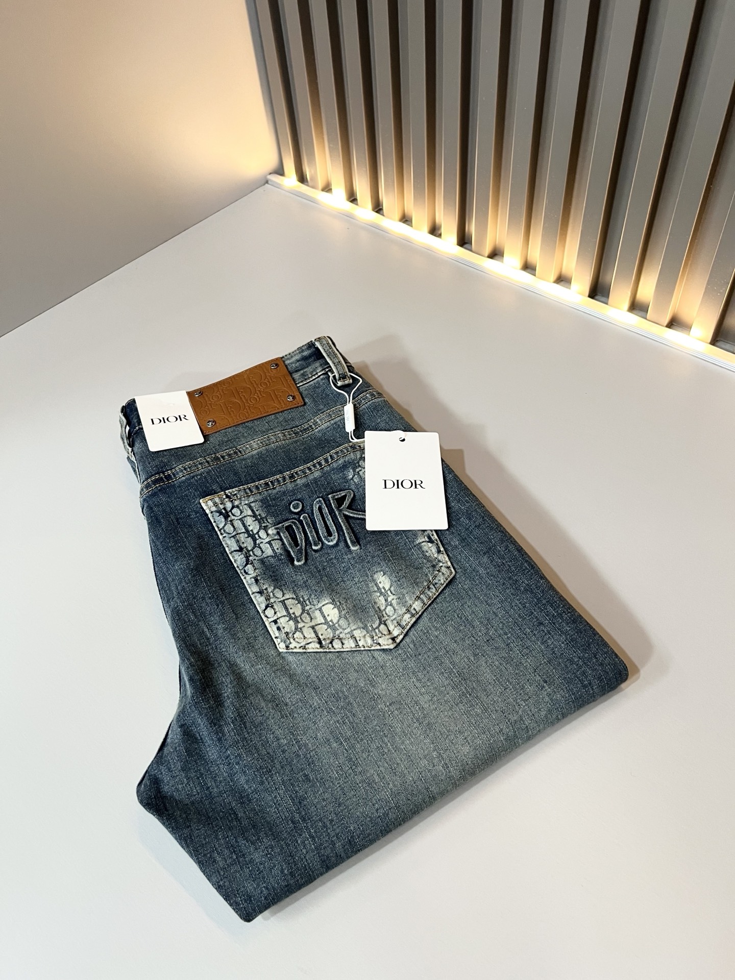 NO:912232,Dio*r 2026 spring and summer men's washed small straight jeans!  The trading company sells great products, looks great, is the all-match trousers king in the fashion world, has high-frequency dressing demonstrations in European and American street photography, and has a leather waistband logo design!  And it is a must-have item for luxury brands every season!  Very pure and minimalist design tone!  Adhering to the consistent fashion proposition of the D family, it is quite eye-catching. It not only demonstrates the ingenuity and craftsmanship, but also effectively flaunts the brand identity!  Custom-made denim fabrics are supplied from Italy. The texture is unparalleled and full of charm. The silhouette is perfectly tailored and has excellent butt-lifting and slimming effect. It can be matched with any top in the wardrobe. It has wide compatibility, is both casual and casual, and has a full upper body shape. It is an invincible fashionable and versatile item!  Size 29 -40,,dior,dior,dior,jeans,19860909Dio*r 迪家 2026春夏男士水洗小直筒牛仔裤！贸易公司渠道牛货,品相超赞,时尚圈万能的百搭裤王,欧美街拍中高频穿搭示范,皮革腰牌logo设计！且是奢侈品牌每季必出的单品！非常纯粹极简的设计基调！秉承了D家一贯的时尚主张,颇具看点,即彰显了匠心工艺又有力的标榜了品牌身份！客供意大利定制丹宁面料,质感无敌赞,颇具韵味,版型剪裁完美,提臀修身显瘦效果极佳,可横扫衣橱任何的上装搭配,兼容性广泛,休闲兼备,上身型款十足,无敌的时髦百搭神品！尺码29 -40,,dior,dior,dior,jeans,,Men's clothing