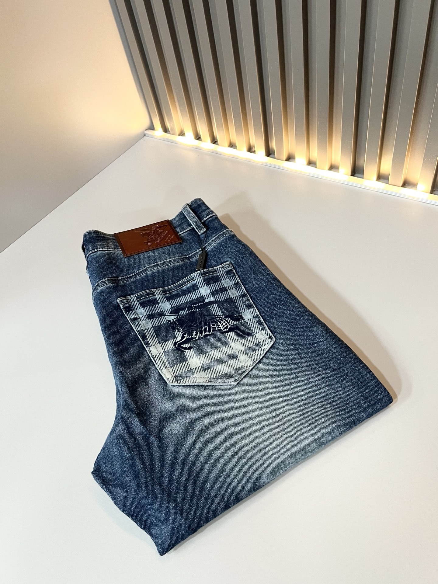 NO:912235,BURBER*Y 2026 spring and summer new men's high-end casual and versatile jeans!  For BUR fans, such an elegant classic design is enough to attract attention at a glance. It is the most handsome series among all BUR jeans this year. I only need to take a look to know that this will definitely be a sensational hit and popular all over the Internet. It is made of classic slim-fitting three-dimensional tailoring and is equipped with the latest logo pattern waistband design!  A very representative waist brand modification!  It simply and easily demonstrates the charm of the brand, and naturally presents specifications, grades, fashion and trendy effects. It has perfect matching performance and can easily wear with a sense of luxury and high-end effects!  Made of top quality imported Japanese washed denim cotton, it is very comfortable, breathable and has a natural drape, making it suitable for all year round wear!  !  This style of jeans is made with a three-dimensional cut and a small straight fit. Its single-matching magic and practical wearability are understandable. Whether you are wearing it for daily wear or appearing on the high street, it is the best choice. It is super charming!  It also demonstrates the authentic original flavor of BUR, and also perfectly demonstrates its specifications and rank!  Obviously, this is a great product that you must buy. Whether you are a fan of BUR or not, you must buy this product. It is a highly recommended product!  Size 29-38,,burberry,jeans,19860909BURBER*Y巴*莉 2026春夏新品男士高端休闲百搭牛仔裤！对于BUR粉丝来说,这样大气的经典设计足矣一眼种草,是今年BUR所有牛仔裤当中最帅的一个系列,我只需要看一眼就知道,这绝对会是一个引起轰动的爆款,而且全网风靡,经典的修身立体剪裁版型打造,配置了最新的logo图案腰牌工艺设计！极具代表性腰牌修饰！简单轻松的彰显出品牌魅力所在,自然而然的呈现规格,档次,时髦以及新潮效果,搭配性能满分,轻松穿出高级感与高端效果！顶级的进口日本洗水牛仔棉质打造,并舒适透气感满分,且垂感自然,适合一年四季的穿搭所需！！此款牛仔裤采用了立体裁剪小直筒版型打造,其单配魔力与实穿性是无可厚非的,不管你是日常穿搭还是高街出镜都是不二之选,超具魅力！更是彰显了地地道道的的BUR原味,同时也是完美的展现了其规格和段位所在！很显然,这是一款绝对要收的重磅好货,不管你是不是BUR的粉丝,此款你都必须要收,极力推荐的好货！尺码29-38,,burberry,jeans,,Men's clothing