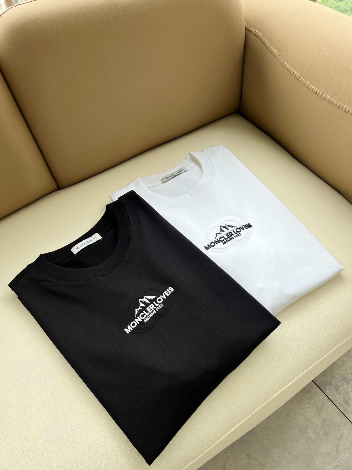 NO:915014,Moncler Mengjia's latest 2026 spring and summer trade order short-sleeved T-shirts for men and women, all in good condition!  !  Internet celebrity model!  Adopt logo pattern laminated design!  The upper body is comfortable and breathable, not stiff, and the overall body has a rich three-dimensional feel. It is a quality export order and is customized with exclusive pure cotton fabric tailoring to meet the simple needs of commuters. The upper body effect is very good, slimming, and not picky about the figure. The fabric workmanship... is impeccable. Only good craftsmanship and good fabrics can make you wear a good taste. It is a must-have item for everyone!  Size M-3XL,,T-shirt,tees,t-shirt,19860909Moncler蒙家 2026春夏最新男女同款贸易订单短袖T恤,全品相！！网红款！采用logo图案压胶设计！上身舒适透气,不僵硬,整体有着丰富的立体感,品质出口订单,定制专属纯棉面料剪裁,满足通勤人们对于着装的简约需求,上身效果很好,显瘦,不挑剔身材.面料做工....无可挑剔,好工艺好面料才能穿出好品味一款,人手必备单品！尺码M-3XL,,T-shirt,tees，t-shirt,,Men's clothing