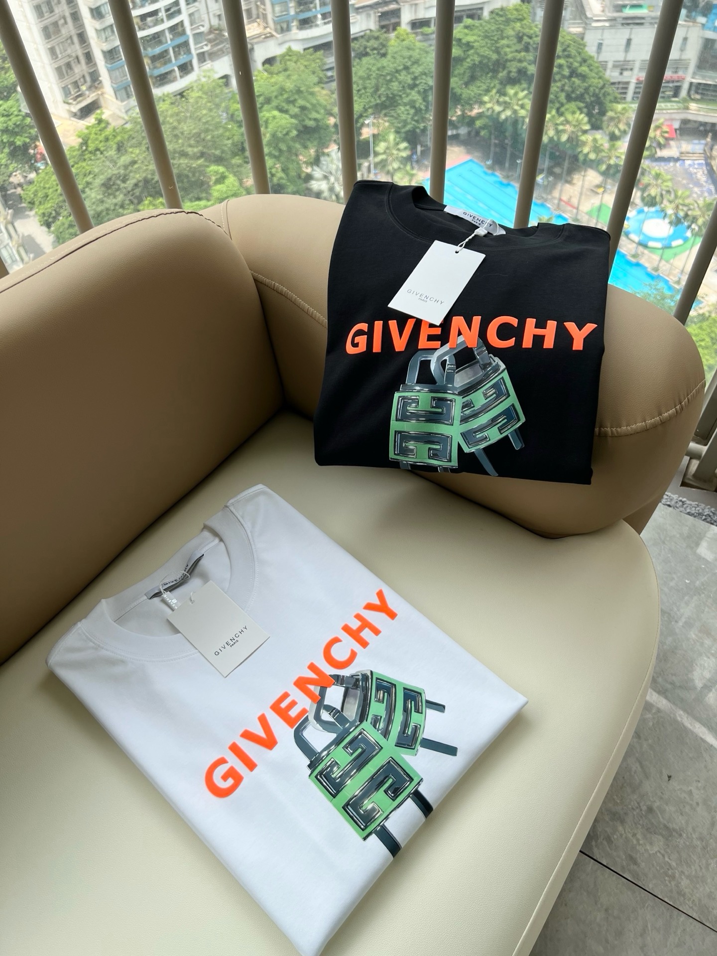 NO:915028,Giv*chy/Giv*chy's 2026 spring and summer new men's and women's short-sleeved T-shirts, the main fashion injects new fashion energy. By exploring various themes and sexy charm, it is highly recognizable and leads the new street fashion trend. This style is the exclusive design element of the G family, with a logo design and a laminated design!  Perfect integration, the pattern is very clear and restored, highlighting the elegant style of the brand. It is made of original 260g pure cotton material. The fabric is tight and high-end, and can be easily controlled on the upper body, showing casual and comfortable fashion charm. Sizes M-3XL, gucci, T-shirt, tees, t-shirt,19860909Giv*chy/纪*希2026春夏新款男女同款短袖T恤,主创时尚注入了全新时尚能量.通过探索各种题材和性感魅力,极具辨识度,引领全新街头时尚潮流.该款是G家独家的出彩设计元素,设计标识logo图案压胶设计！完美融合,图案清晰还原度极高,彰显品牌优雅格调.选用原版260g纯棉材质,面料紧实高级,上身均可轻松驾驭,展现休闲自在时尚魅力.尺码M-3XL,,gucci,T-shirt,tees，t-shirt,,Men's clothing