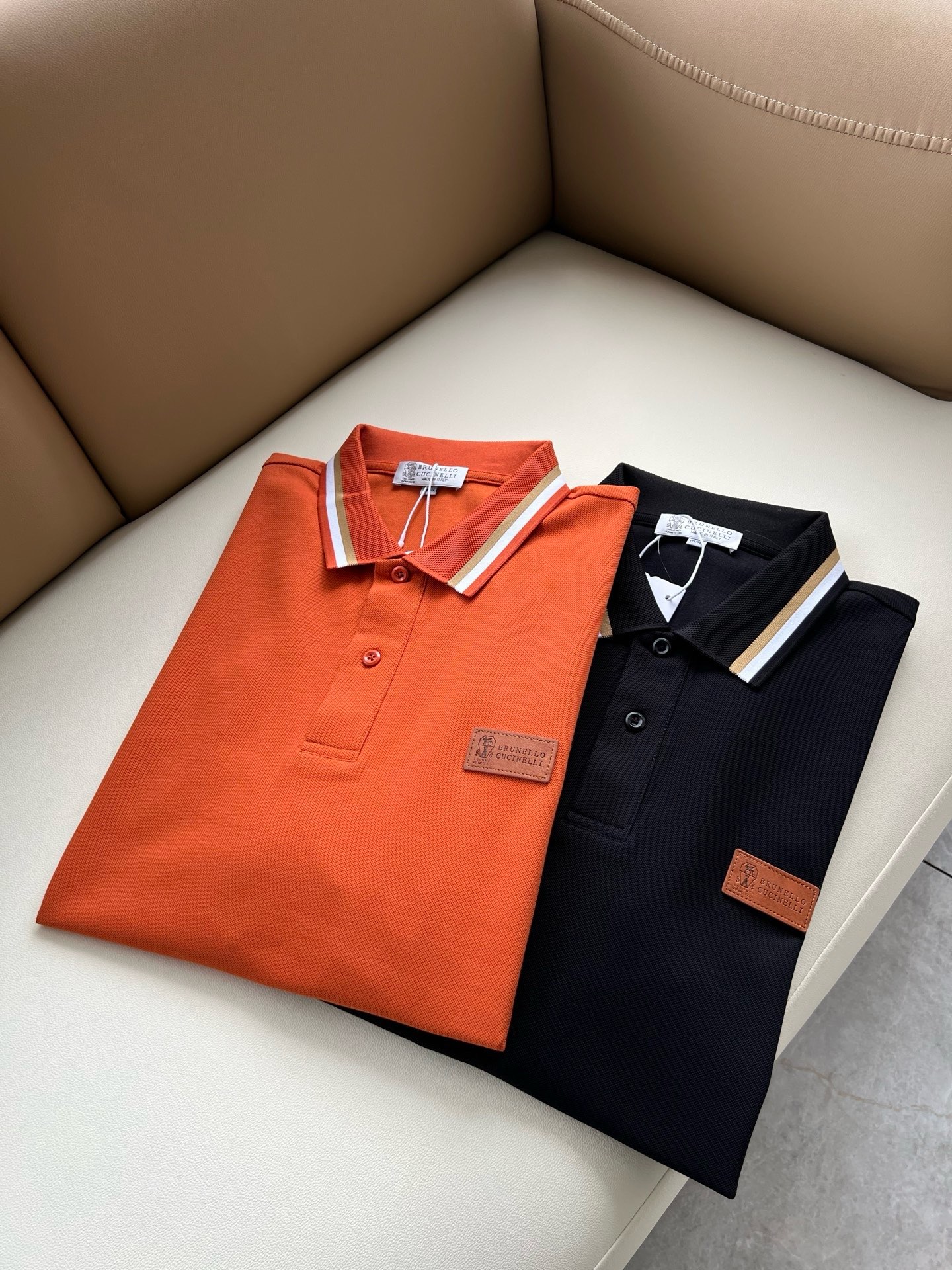 NO:915026,BC-Brunello Cucineli 2026 new spring and summer men's short-sleeved Polo shirt, a fashionable and versatile item that many celebrities love to wear!  The leather with the LOGO on the chest is super nice. Friends who like classic simplicity must not miss this one!  The calm and elegant brand style has always been favored by the upper class! It is also the best choice for fashion items!  The upper body is so handsome, highly recommended!  !  !  The biggest attraction of this short-sleeved shirt is not only its own brand added value, but also the fact that this short-sleeved shirt is very cost-effective in terms of color matching and material!  Customized original exclusive mesh cotton material design!  Eco-friendly washing, customized fabrics, and pre-shrinking treatment ensure a crisp fit. The combed cotton fabric feels super soft and smooth and absorbs sweat!  It does not deform after washing, feels comfortable and smooth, and the upper body is soft and comfortable. The classic fashionable lapel design is simple but not complicated, and it is very attractive!  Size M-4XL,, brunello cucinelli, T-shirt,19860909BC-Brunello Cucineli 2026春夏新款男士短袖Polo衫,众多明星都爱穿的时尚百搭单品！胸前LOGO皮革超级好看,喜欢经典简约的朋友,一定不能错过了这款！沉稳大气的品牌风格一直以来备受上层人士的青睐!也是时尚单品的不二之选！ 上身帅到爆了,强烈推荐！！！这件短袖最大的吸引力除了他本身的品牌附加值,更加肯定的是这款短袖无论在颜色搭配还是材质上都有很高的性价比！ 定制原版专属网眼棉材质设计！环保水洗,定制面料,预缩处理,确保版型的挺括,精梳棉面料手感超柔顺滑又吸汗！洗水不变形,手感舒适顺滑,上身柔和舒适,经典的时尚翻领设计,精简不繁,很是耐看！码数M-4XL,,brunello cucinelli,T-shirt,,Men's clothing