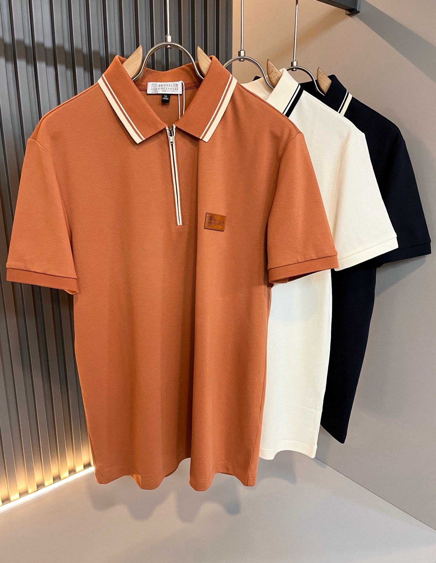 NO:915043,BC-Brunello Cucineli 2026 new spring and summer men's short-sleeved Polo shirt, a fashionable and versatile item that many celebrities love to wear!  The leather with the LOGO on the chest is super nice. Friends who like classic simplicity must not miss this one!  The calm and elegant brand style has always been favored by the upper class! It is also the best choice for fashion items!  The upper body is so handsome, highly recommended!  !  !  The biggest attraction of this short-sleeved shirt is not only its own brand added value, but also the fact that this short-sleeved shirt is very cost-effective in terms of color matching and material!  Customized original exclusive mesh cotton material design!  Eco-friendly washing, customized fabrics, and pre-shrinking treatment ensure a crisp fit. The combed cotton fabric feels super soft and smooth and absorbs sweat!  It does not deform after washing, feels comfortable and smooth, and the upper body is soft and comfortable. The classic fashionable lapel design is simple but not complicated, and it is very attractive!  Size M-4XL,, brunello cucinelli, T-shirt,19860909BC-Brunello Cucineli 2026春夏新款男士短袖Polo衫,众多明星都爱穿的时尚百搭单品！胸前LOGO皮革超级好看,喜欢经典简约的朋友,一定不能错过了这款！沉稳大气的品牌风格一直以来备受上层人士的青睐!也是时尚单品的不二之选！ 上身帅到爆了,强烈推荐！！！这件短袖最大的吸引力除了他本身的品牌附加值,更加肯定的是这款短袖无论在颜色搭配还是材质上都有很高的性价比！ 定制原版专属网眼棉材质设计！环保水洗,定制面料,预缩处理,确保版型的挺括,精梳棉面料手感超柔顺滑又吸汗！洗水不变形,手感舒适顺滑,上身柔和舒适,经典的时尚翻领设计,精简不繁,很是耐看！码数M-4XL,,brunello cucinelli,T-shirt,,Men's clothing