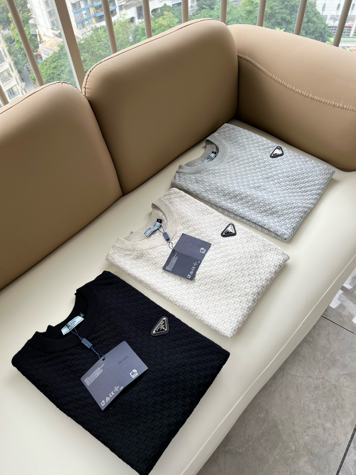 NO:915024,PRAD*A 2026 spring and summer new men's short-sleeved knitted short-sleeved T-shirt, the latest model is exclusively available on the entire network!  !  ~It is both classic and fashionable, who doesn’t love it? It shows the classic again, it is very eye-catching, and it has a low-luxury aura and recognition!  Pr*da's traditional brand concept and modern advanced technology are perfectly combined. Coupled with an extremely modern and simple design, Pr*da's exclusive three-dimensional hardware logo badge pattern design!  Customized 100% imported knitted fabrics!  The texture of this model is quite impressive. You can tell the specifications and grades at your fingertips. The level of finesse and breathability are top-notch!  Size M-4XL,,prada,T-shirt,tees,t-shirt,19860909PRAD*A普*达2026春夏新款男士短袖针织短袖T恤,最新款全网独家首上！！~既经典有时尚百搭,谁不爱啊,将经典再次展现,非常的耐看,自带低奢光环与辨识度！Pr*da传统的品牌理念和现代化的先进技术进行了完美结合.加上极其现代摩登风范的简约设计,p家专属立体五金logo徽章图案设计！定制百分百进口针织面料！此款的质感相当感人 触手便知规格档次 细腻程度与透气效果堪称顶级！尺码M-4XL,,prada,T-shirt,tees，t-shirt,,Men's clothing