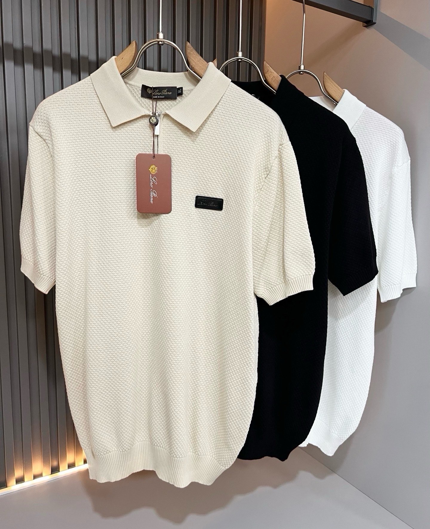 NO:915032,Loro Piana 2026 spring and summer men's latest trade order lapel knitted short-sleeved T-shirt, all in good condition!  !  The upper body is comfortable and breathable, not stiff, and the overall body has a rich three-dimensional sense. Quality export order, leather logo pattern design on the chest!  The tailoring of exclusive knitted fabrics meets the simple needs of commuters. The upper body effect is very good, slimming, and not picky about the figure. The workmanship of the fabric... is impeccable. Only good craftsmanship and good fabrics can make you wear a good taste. It is a must-have item for everyone!  Size M-4XL,,loro piana,T-shirt,tees,t-shirt,19860909Loro Piana诺悠翩雅 2026春夏男士最新的贸易订单翻领针织短袖T恤,全品相！！上身舒适透气,不僵硬,整体有着丰富的立体感,品质出口订单,胸前皮革logo图案设计！定制专属针织面料剪裁,满足通勤人们对于着装的简约需求,上身效果很好,显瘦,不挑剔身材.面料做工....无可挑剔,好工艺好面料才能穿出好品味一款,人手必备单品！尺码M-4XL,,loro piana,T-shirt,tees，t-shirt,,Men's clothing