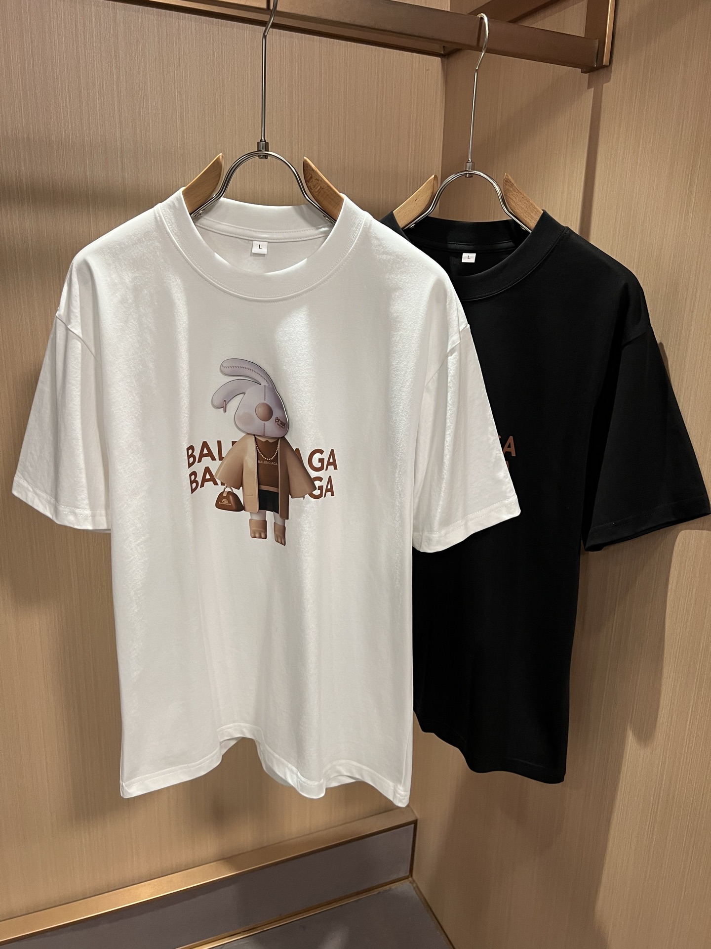 NO:915052,BALENCI*GA Paris* 2026 spring and summer new short-sleeved T-shirt for men and women!  Fashionable casual short-sleeved T-shirt with catwalk pattern print!  Design logo laminated design!  It is highly designed and selected from 260g pure cotton fabrics supplied by customers. It feels soft and skin-friendly, comfortable and breathable. The real thing will definitely make you fall in love with it!  The round neck cut with loose shoulders and dropped shoulders, non-sexist style for couples to wear together, opens up a new fashion style!  Distinguish the market version of the high-definition series!  Size M-4XL,,balenciaga,T-shirt,tees,t-shirt,19860909BALENCI*GA巴黎*家 2026春夏新款男女同款短袖T恤！走秀图案印花时尚休闲短袖T恤衫！设计logo压胶设计！极具设计精选客供260g纯棉面料,手感柔软亲肤,着身舒适透气性都无法挑剔,实物绝对会让你爱不释手！宽松小落肩的圆领版型裁剪,无性别主义的情侣混穿款式,打开全新的时装新韵味！区别市场版本高定系列！尺码M-4XL,,balenciaga,T-shirt,tees，t-shirt,,Men's clothing