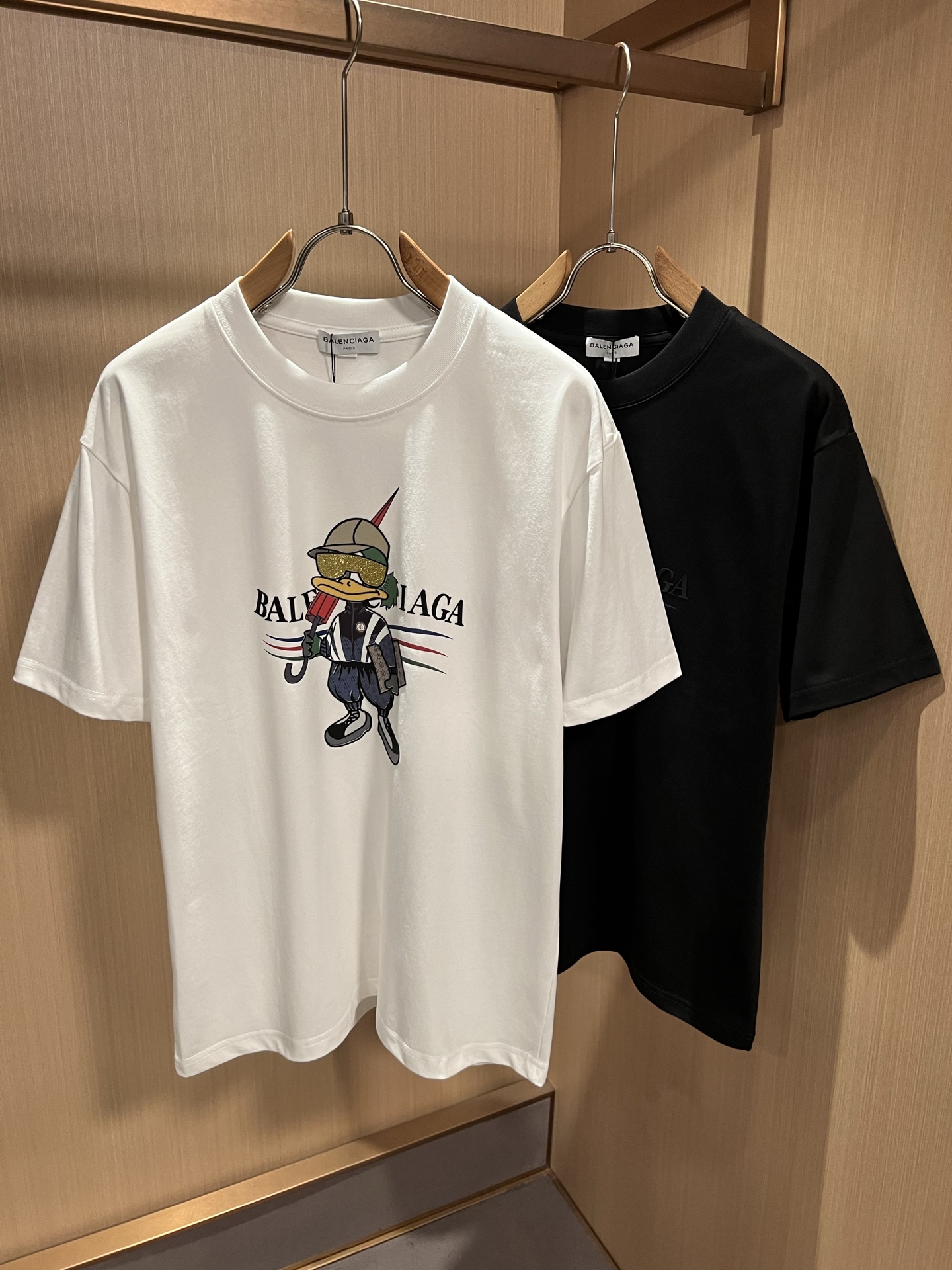 NO:915029,BALENCI*GA Paris* 2026 spring and summer new short-sleeved T-shirt for men and women!  Fashionable casual short-sleeved T-shirt with catwalk pattern print!  Design logo laminated design!  It is highly designed and selected from 260g pure cotton fabrics supplied by customers. It feels soft and skin-friendly, comfortable and breathable. The real thing will definitely make you fall in love with it!  The round neck cut with loose shoulders and dropped shoulders, non-sexist style for couples to wear together, opens up a new fashion style!  Distinguish the market version of the high-definition series!  Size M-4XL,,balenciaga,T-shirt,tees,t-shirt,19860909BALENCI*GA巴黎*家 2026春夏新款男女同款短袖T恤！走秀图案印花时尚休闲短袖T恤衫！设计logo压胶设计！极具设计精选客供260g纯棉面料,手感柔软亲肤,着身舒适透气性都无法挑剔,实物绝对会让你爱不释手！宽松小落肩的圆领版型裁剪,无性别主义的情侣混穿款式,打开全新的时装新韵味！区别市场版本高定系列！尺码M-4XL,,balenciaga,T-shirt,tees，t-shirt,,Men's clothing
