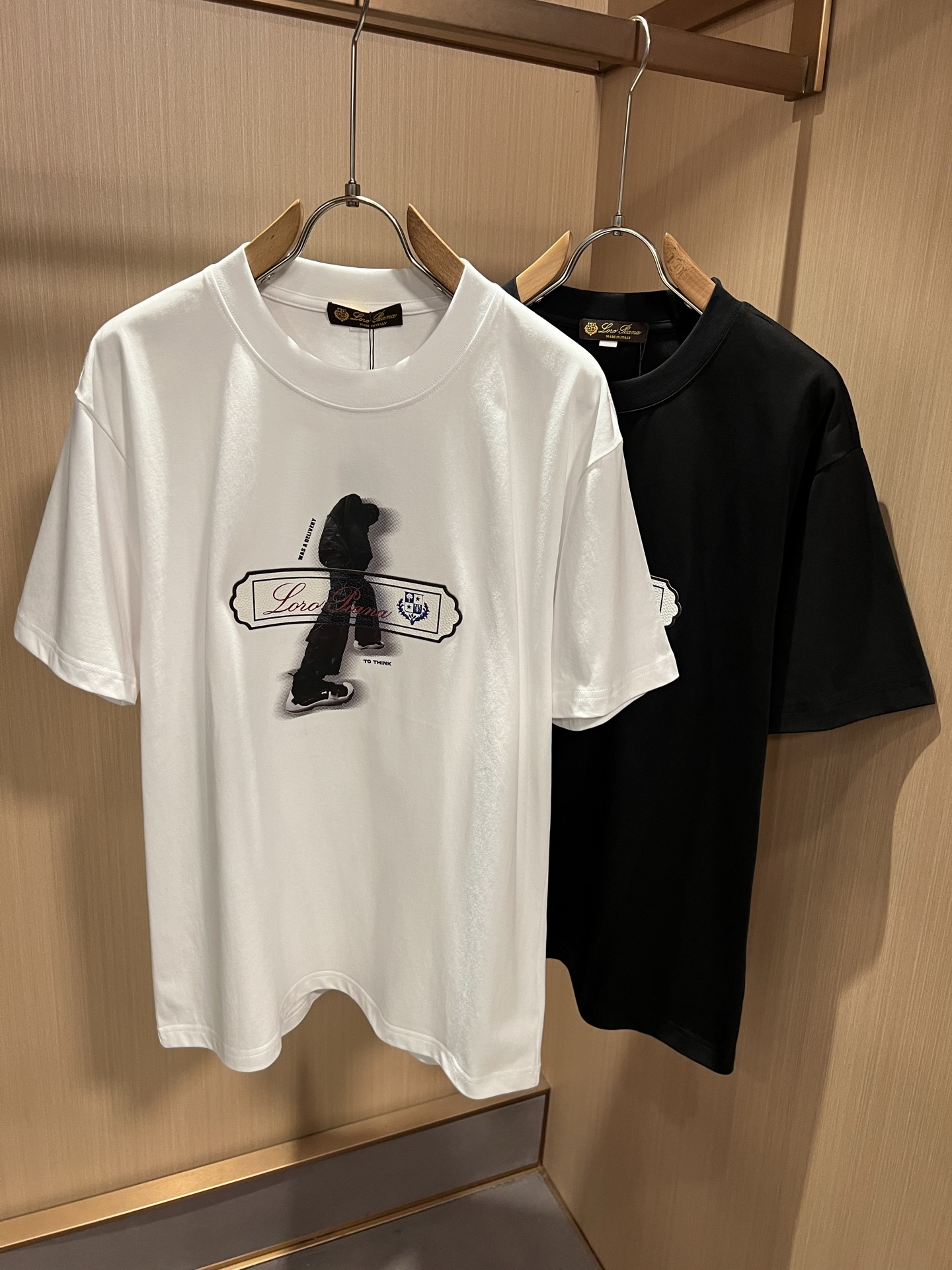 NO:915054,Loro Piana 2026 spring and summer men's latest trade order short-sleeved T-shirts, all in good condition!  !  Internet celebrity model!  Adopt logo pattern laminated design!  The upper body is comfortable and breathable, not stiff, and has a rich three-dimensional feel overall. Quality export orders, customized exclusive fabric tailoring, meet the simple needs of commuters for dressing. The upper body effect is very good, slimming, and not picky about the figure. The fabric workmanship... is impeccable. Only good craftsmanship and good fabrics can make you wear a good taste. It is a must-have item for everyone!  Size M-4XL,,loro piana,T-shirt,tees,t-shirt,19860909Loro Piana诺悠翩雅 2026春夏男士最新的贸易订单短袖T恤,全品相！！网红款！采用logo图案压胶设计！上身舒适透气,不僵硬,整体有着丰富的立体感,品质出口订单,定制专属面料剪裁,满足通勤人们对于着装的简约需求,上身效果很好,显瘦,不挑剔身材.面料做工....无可挑剔,好工艺好面料才能穿出好品味一款,人手必备单品！尺码M-4XL,,loro piana,T-shirt,tees，t-shirt,,Men's clothing
