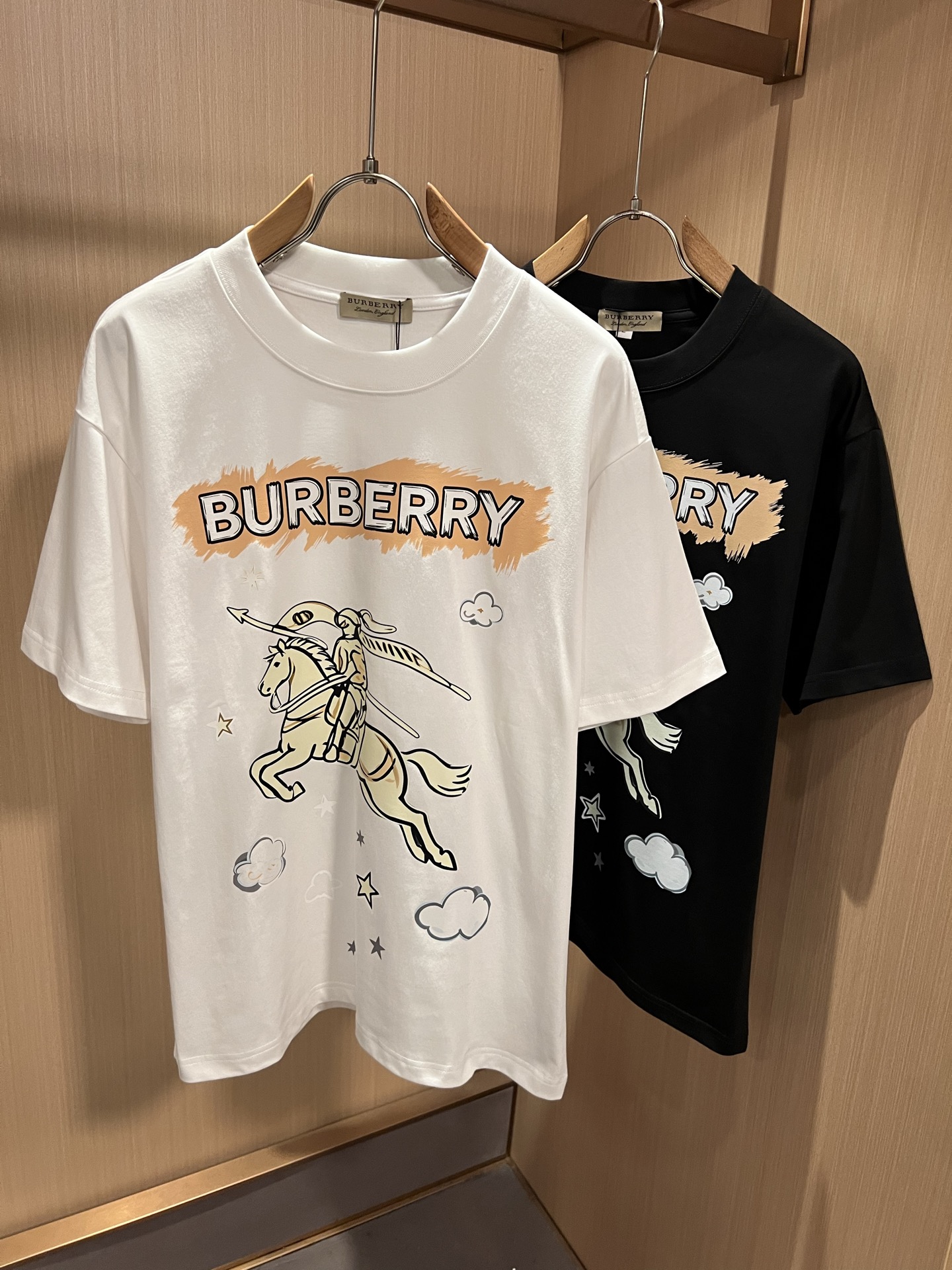 NO:915035,BURBER*Y's 2026 spring and summer new unisex short-sleeved T-shirt is a big hit. It is made of the recently popular environmentally friendly pure cotton fabric. It is a high-end outdoor sports and leisure series. It is a very hot sports trend!  BUR's latest developed special material, logo and pattern laminated design!  The fabric is also called memory cloth, which refers to the fabric with morphological memory function. It beats all versions on the market instantly. It can only be said that it is not on the same level at all. Whether it is the material, the degree of detail restoration and the craftsmanship, it is not afraid of any challenges, just to provide everyone with wonderful products. As always, it is consistent and implemented.  A style of BUR's core concept will be tightly tied to fashion, always maintaining a perfect, simple but not simple design style, which perfectly meets your daily needs. Size: M-4XL,, burberry, T-shirt, tees, t-shirt,19860909BURBER*Y巴*莉2026春夏新品男女同款短袖T恤,重磅来袭,最近比较火热的环保纯棉面料制作而成,高端户外运动休闲系列,非常火热运动风潮！BUR最新研发的特殊材质,标志logo图案压胶设计！面料也叫记忆布,是指具有形态记忆功能的面料,秒杀市面上一切版本,只能说根本就不是一个级别的存在,不管是材质还是细节还原度以及工艺制作方面,不惧任何挑战,只为给大家奉献绝妙产物一如既往,始终如一,贯彻了BUR核心理念的一个款式将与时尚紧紧的捆绑在一起,时刻保持完美,简约而不简单的的设计风格,完美的满足了你日常所需要的穿搭.尺码:M-4XL,,burberry,T-shirt,tees，t-shirt,,Men's clothing