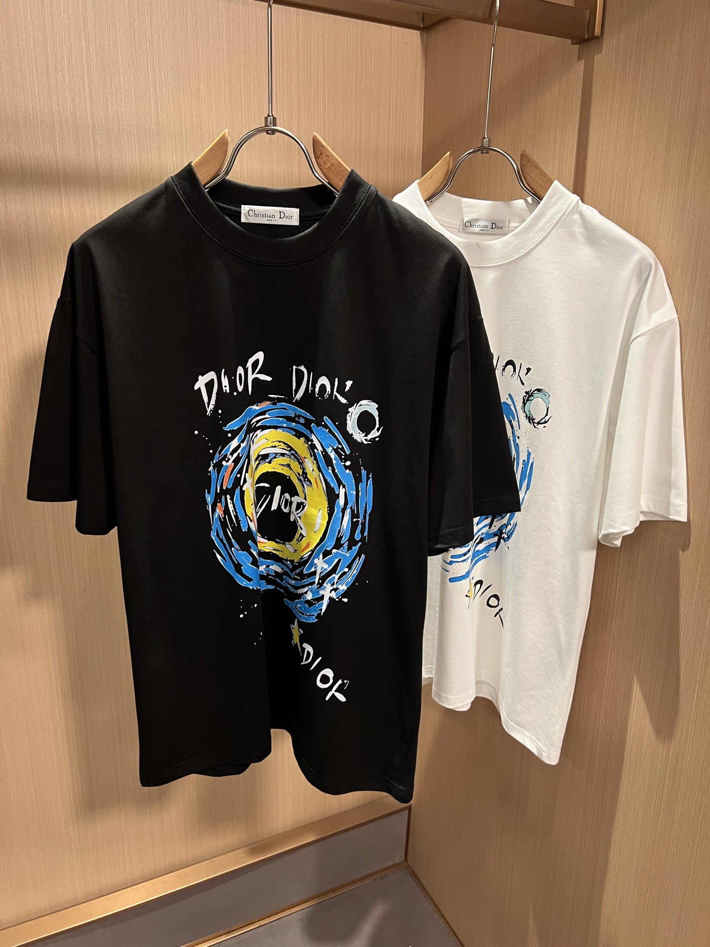 NO:915053,Dio*Dijia's new 2026 spring and summer short-sleeved T-shirts for men and women are on sale simultaneously at counters!  Customized exclusive 260g pure cotton fabric, customized original craft thread, and chest logo pattern printing craft design!  Simple and elegant, easy to match and versatile, extremely high-grade, perfectly integrated into fashion and style, it is a top-notch fashionable style that is perfect for outer wear!  The whole thing gives people a natural feeling!  The ultimate classic versatile short-sleeved T-shirt, designed with the latest three-dimensional letter logo printing elements!  The ultimate heavy work, the ultimate perfection!  Fans who pursue high quality should rush to buy it by themselves, and we sincerely invite all fans who know the goods to appreciate this model together!  !  Color black white Size S-3XL [maximum wear 220 pounds], dior, dior, T-shirt, tees, t-shirt,19860909Dio*迪家 2026春夏新款男女同款短袖T恤,专柜同步发售！定制专属260克纯棉面料,定制原版工艺螺纹,胸前logo图案印花工艺设计！简约大方,从容百搭,档次极高,完美融入时尚还有风情感一款完美符合外穿的顶尖时髦气质款！整体给人浑然天成的感觉！极致经典的百搭型短袖T恤,采用最新的立体字母logo印花元素设计！极致的重工极致的完美！追求高品质的粉丝们请自行抢购,诚邀所有识货的粉丝一同鉴赏此款！！颜色黑色 白色 尺码S-3XL【最大穿220斤】,,dior,dior,T-shirt,tees，t-shirt,,Men's clothing