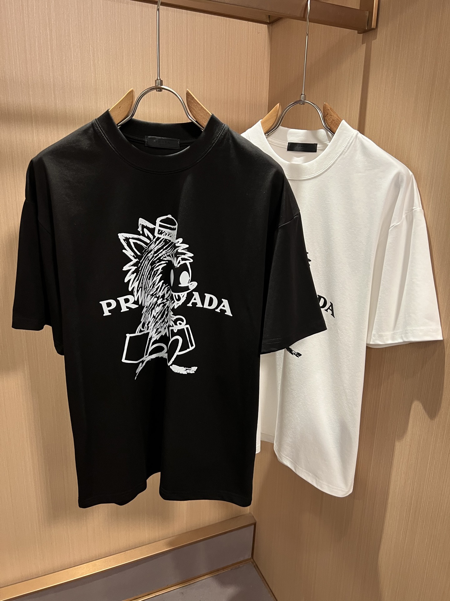 NO:915051,PRAD*A's new 2026 spring and summer short-sleeved T-shirts for men and women, the latest model is exclusively available on the entire network!  !  ~It is both classic and fashionable, who doesn’t love it? It shows the classic again, it is very eye-catching, and it has a low-luxury aura and recognition!  Pr*da's traditional brand concept and modern advanced technology are perfectly combined. Coupled with an extremely modern and simple design, Pr*da's exclusive logo pattern printing design!  Customized 100% imported pure cotton fabric!  The texture of this model is quite impressive. You can tell the specifications and grades at your fingertips. The level of finesse and breathability are top-notch!  Size S-3XL,,prada,T-shirt,tees,t-shirt,19860909PRAD*A普*达2026春夏新款男女同款短袖T恤,最新款全网独家首上！！~既经典有时尚百搭,谁不爱啊,将经典再次展现,非常的耐看,自带低奢光环与辨识度！Pr*da传统的品牌理念和现代化的先进技术进行了完美结合.加上极其现代摩登风范的简约设计,p家专属logo图案印花设计！定制百分百进口纯棉面料！此款的质感相当感人 触手便知规格档次 细腻程度与透气效果堪称顶级！尺码S-3XL,,prada,T-shirt,tees，t-shirt,,Men's clothing