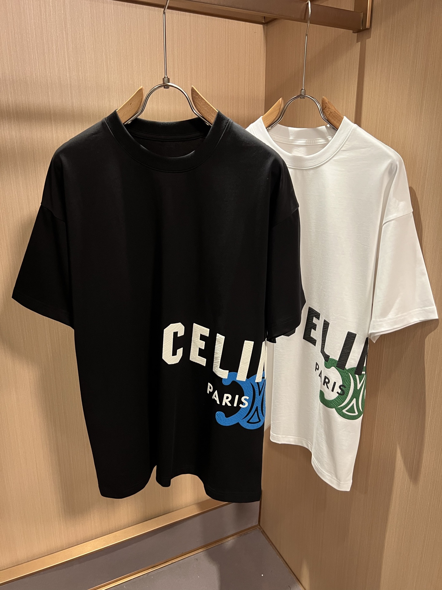 NO:915033,CELIN*Selin 2026 spring and summer new fashion casual round neck short-sleeved T-shirt, classic men's and women's short-sleeved couple's T-shirt!  Trading company channels are rare and available on the official website simultaneously!  26 early spring fashion new styles are recommended. CE, which is increasingly embracing young new forces, not only retains the classics, but also continuously incorporates youthful elements. It is indeed exciting!  This latest short T-shirt for spring and summer is designed with classic Logo laminated technology on the chest!  The contrasting neckline design, which is simple yet high-end, is enough to highlight a new theme. The style setting is both retro and fashionable, and can be worn with various temperaments!  The clear and three-dimensional details of the logo highlight the perfect appearance and texture!  The 100% cotton fabric is custom-made and comes in a super white color. Please hurry up and take it away!  Size M-3XL,,celine,T-shirt,tees,t-shirt,19860909CELIN*瑟琳 2026春夏新款时尚休闲圆领短袖T恤,经典男女同款情侣短袖T恤衫！贸易公司渠道稀出,同步官网发售！26早春时尚新款推荐,越来越向年轻新势力迸发的CE,除了保留经典的同时,不断融入年轻化元素,确实令人期待！这款春夏最新发售的短Tee,胸前经典Logo压胶工艺设计！搭色简约而又不失高级感的撞色领口设计,足以凸显出全新的主题,复古与时髦兼顾的风格设定,可以应对各种气质范儿穿搭！logo清晰立体的细节,凸显完美的品相与质感！客供定织全棉面料,并且超级显白配色,各位抓紧时间带走吧！尺码M-3XL,,celine,T-shirt,tees，t-shirt,,Men's clothing