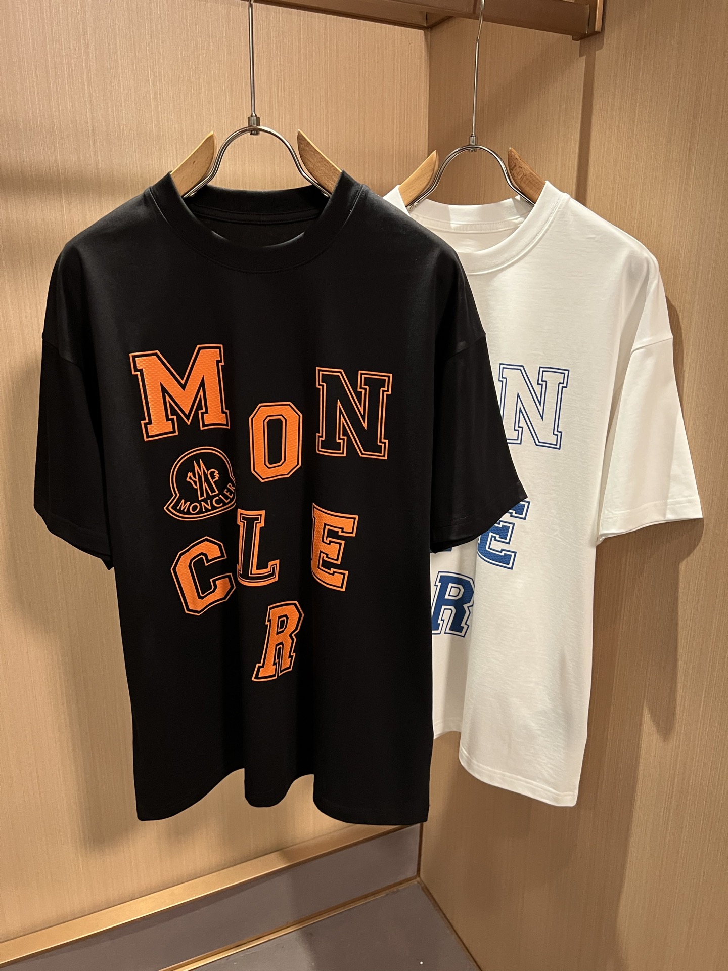 NO:915055,Moncler Mengjia 2026 spring and summer men's and women's same style couple's latest trade order short-sleeved T-shirts, all in good condition!  !  Internet celebrity model!  Adopt logo pattern printed laminated design!  The upper body is comfortable and breathable, not stiff, and the overall body has a rich three-dimensional feel. It is a quality export order and is customized with exclusive pure cotton fabric tailoring to meet the simple needs of commuters. The upper body effect is very good, slimming, and not picky about the figure. The fabric workmanship... is impeccable. Only good craftsmanship and good fabrics can make you wear a good taste. It is a must-have item for everyone!  Size M-3XL,,T-shirt,tees,t-shirt,19860909Moncler蒙家 2026春夏男女同款情侣款最新的贸易订单短袖T恤,全品相！！网红款！采用logo图案印花压胶设计！上身舒适透气,不僵硬,整体有着丰富的立体感,品质出口订单,定制专属纯棉面料剪裁,满足通勤人们对于着装的简约需求,上身效果很好,显瘦,不挑剔身材.面料做工....无可挑剔,好工艺好面料才能穿出好品味一款,人手必备单品！尺码M-3XL,,T-shirt,tees，t-shirt,,Men's clothing