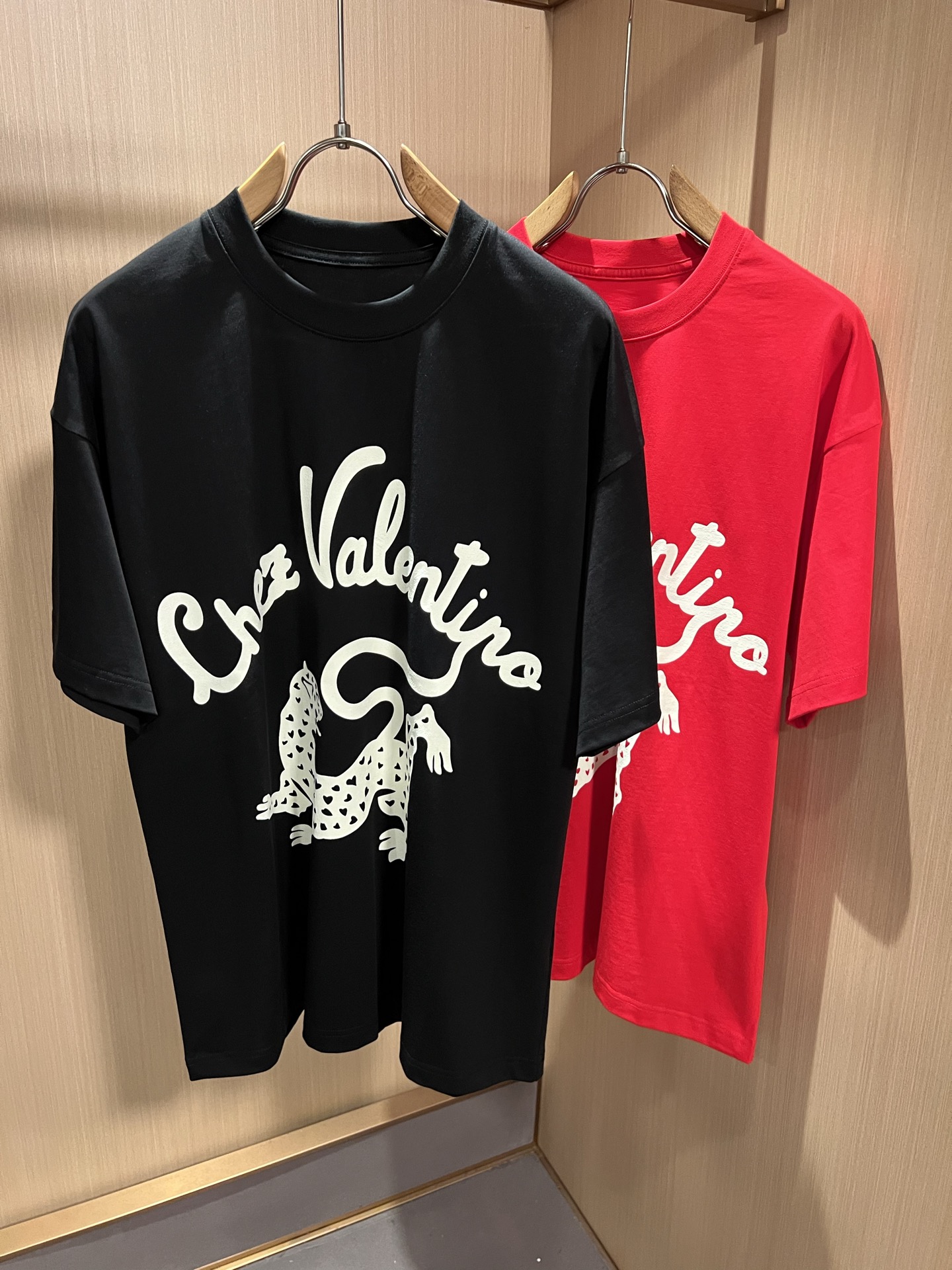 NO:915031,VALENTI*O～counter model, 2026 spring and summer new short-sleeved T-shirt, logo printed design on the chest!  Simple, fashionable and youthful, versatile style, the upper body feels very young and elegant!  It will never go out of style. It is available at all major counters at the same time. All foreign trade products are ordered by the trading company. The workmanship and details are in place and very particular. Fitted tailoring. The fabric is made of 260g pure cotton!  The upper body is comfortable and breathable, and the overall body has a good sense of stiffness. It is a basic daily wear. Whether worn alone or layered, it is simple and outstanding. Casual men and women should not miss it. Sizes M-3XL, valentino, valentino, T-shirt, tees, t-shirt,19860909VALENTI*O华伦*奴～柜台款、2026春夏新款短袖T恤衫,胸前logo压胶印花设计！简单时尚而年轻,百搭风格,上身感很年轻优雅！永远不会过时.各大柜台同步上市,外贸全品相贸易公司订单货品,做工和细节部位非常到位,非常讲究.合体的剪裁.面料采用260g纯棉面料！上身舒适透气,整体又有很好的挺括感,日常基础穿着.不管单穿还是内搭,简简单单就很出彩,休闲男女不容错过.尺码M-3XL,,valentino,valentino,T-shirt,tees，t-shirt,,Men's clothing