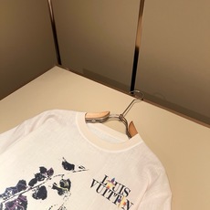 LouisVuitt*路易*登 2026春夏全新系列棉麻套装上线,非常时髦前卫的一款男女同款休闲套装,标 LouisVuitt*路易*登 2026春夏全新系列棉麻套装上线,非常时髦前卫的一款男女同款休闲套装,标