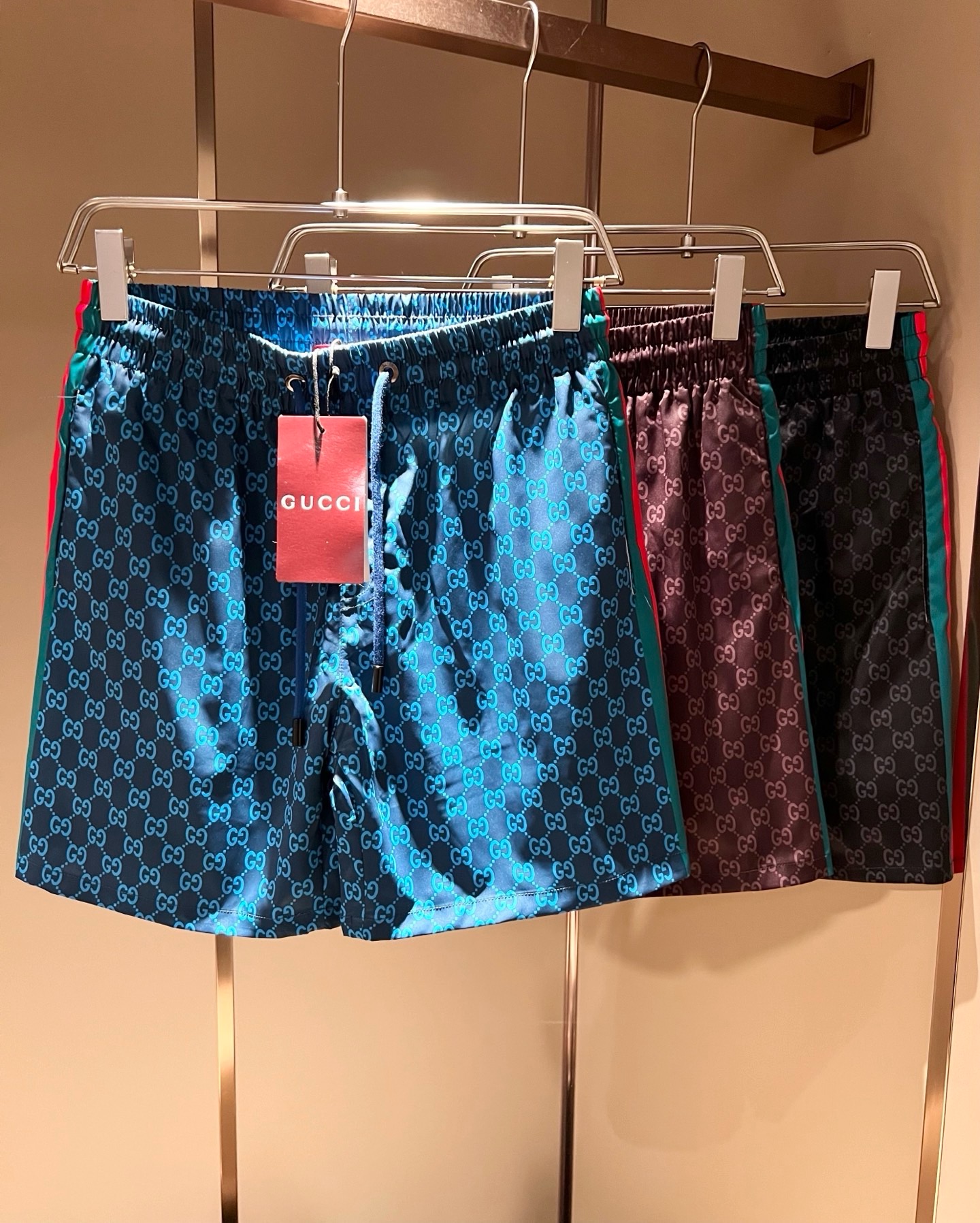 NO:930215,Gucc*Gujia 2026 spring and summer latest series!  Shorts of the same style for men and women are rarely available through trading company channels, and are also available on the official website at the same time!  New fashion element design!  Logo letter GG pattern logo printing design!  Injecting full vitality into the new series, it is made of imported polyester fiber fabrics supplied by customers. The fabric feels soft and delicate against the skin, and has an extremely comfortable and breathable wearing experience. The whole item is very eye-catching and fashionable, and is deeply loved by young people today!  Basic loose round neck cut, unisex style regardless of age and gender, suitable for matching all styles and looks you need in daily life!  It is recommended to wear couple outfits when going out on the street, it will be more eye-catching!  Size: M-3XL,,gucci,gucci,shorts,19860909Gucc*古家 2026春夏最新系列！男女同款短裤,贸易公司渠道稀出,同步官网发售 ！ 新时尚元素设计！标识字母GG图案logo印花设计！为全新系列注入满满活力,选客供进口聚酯纤维面料制成,面料手感亲肤柔软细腻,拥有着无比舒适透气性的穿着体验,整件单品极具吸睛度与时尚感,深受当下年轻人的喜爱！基础宽松的圆领版型裁剪,不分年龄与性别的中性款式,适合搭配你日常所需的所有风格与造型！建议搭配情侣装出街会更为养眼出色！尺码:M-3XL,,gucci,gucci,shorts,,Men's clothing