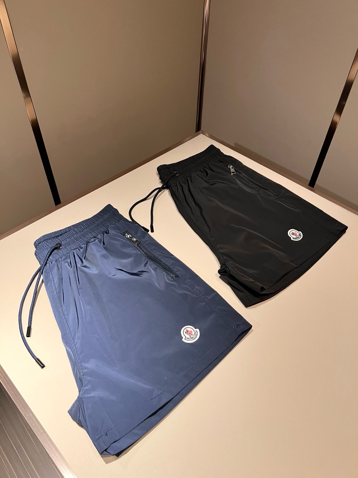 Moncler蒙家 2026春夏男女同款情侣款最新的贸易订单休闲短裤！全品相！！网红款！裤腿采用logo